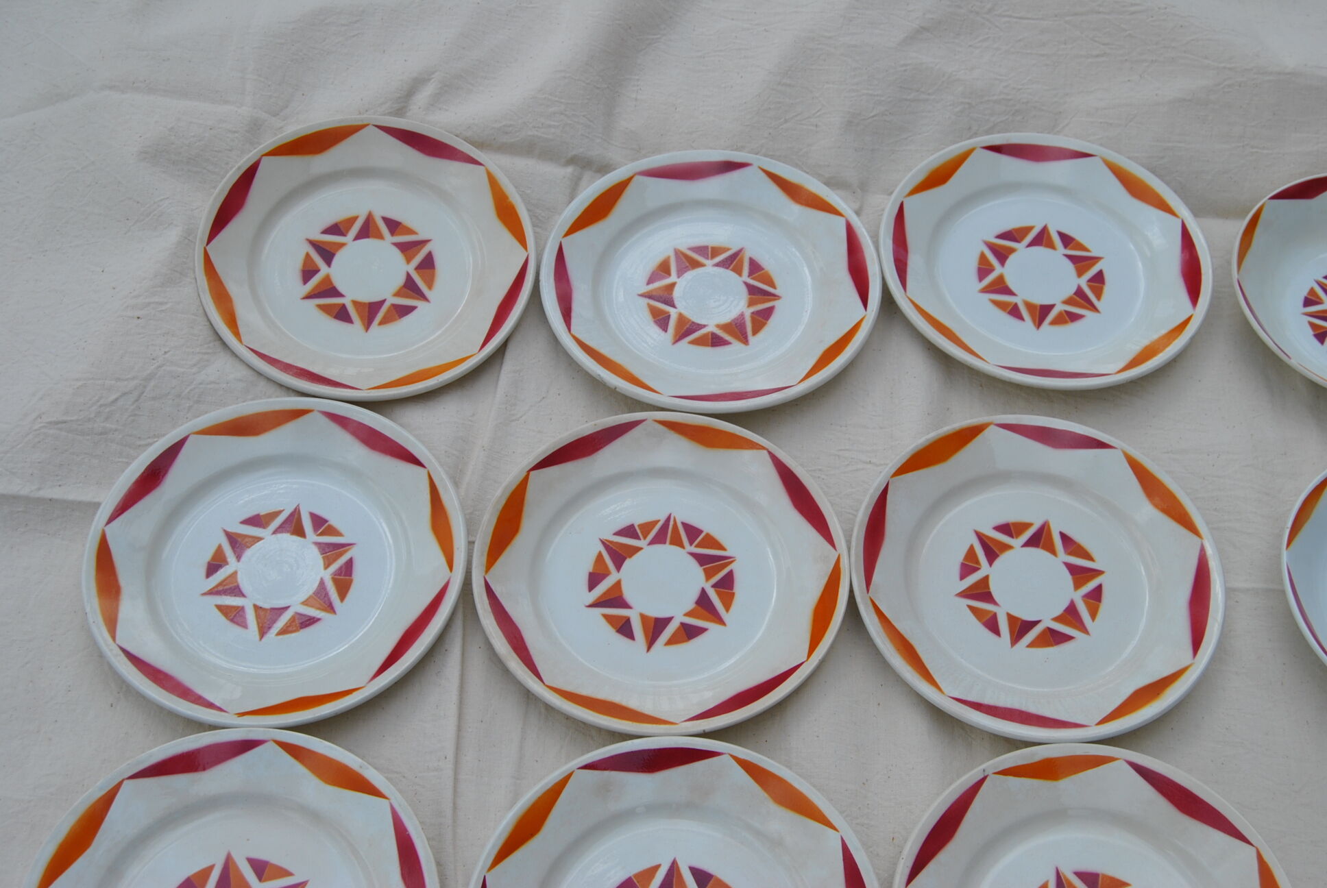 Series of 20 modernist plates Faïencerie de Castres
