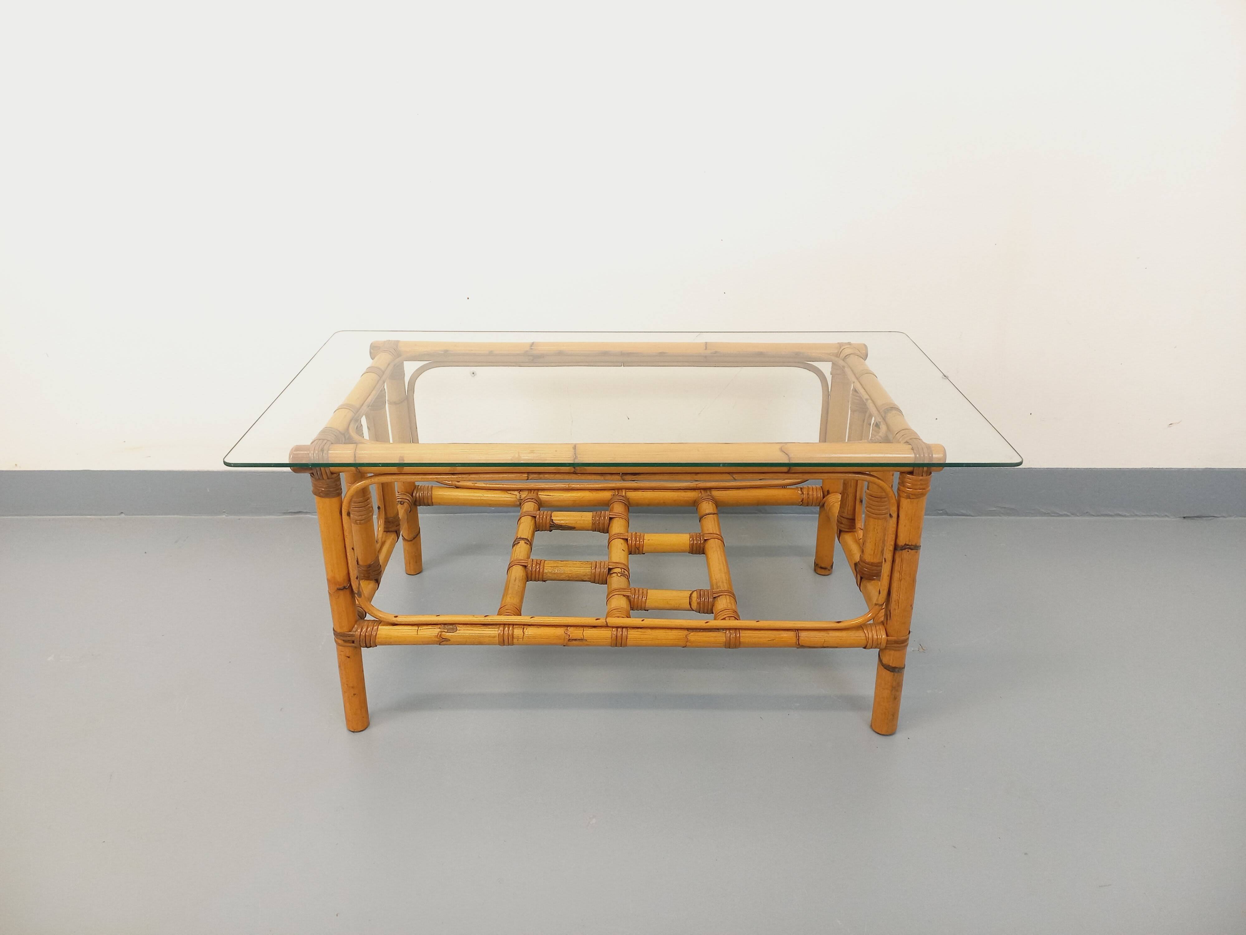 Table basse en verre transparent et rotin, années 70
