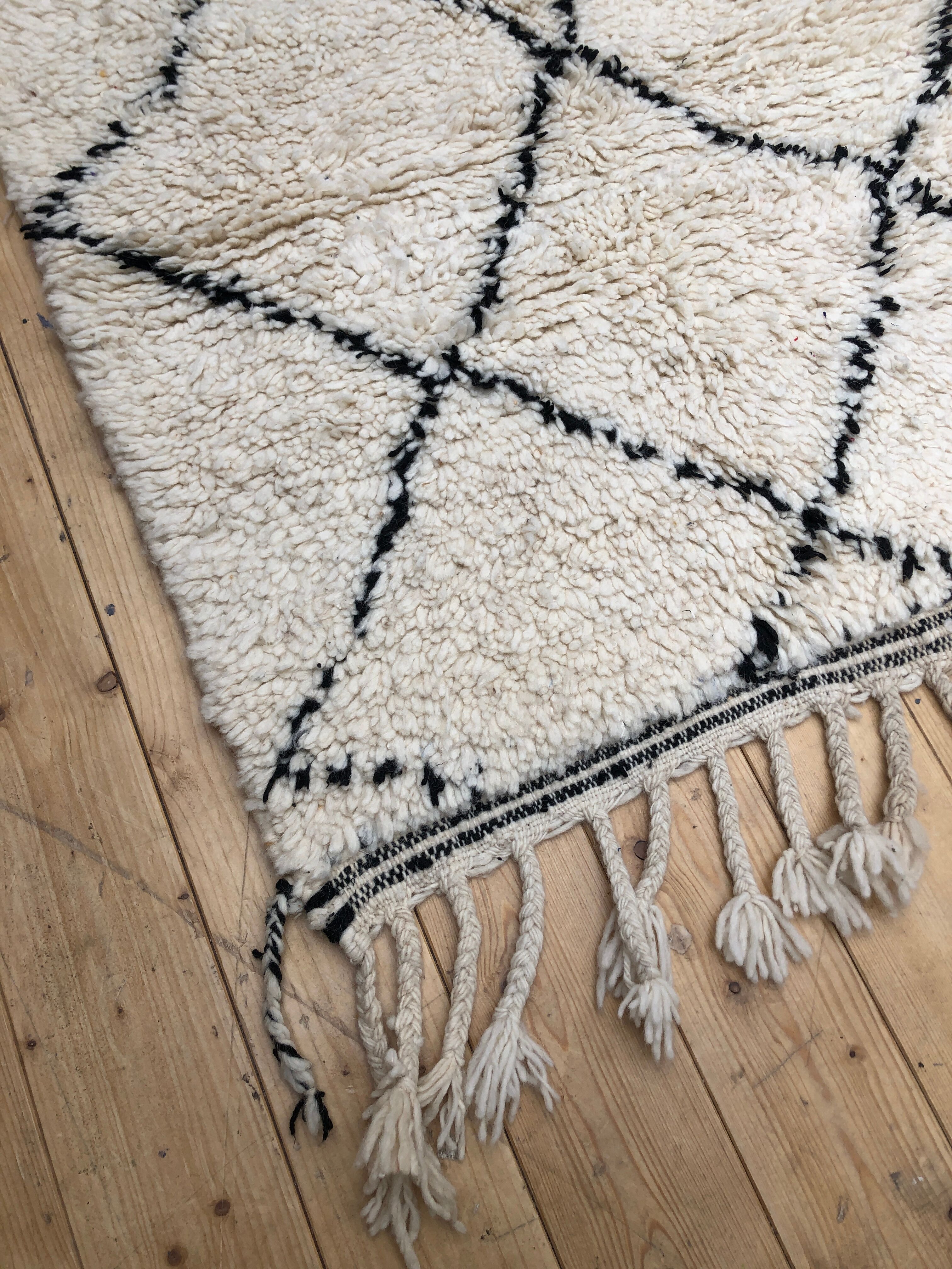 Moroccan Berber carpet Beni Ouarain with black diamonds 1,19x0.97m