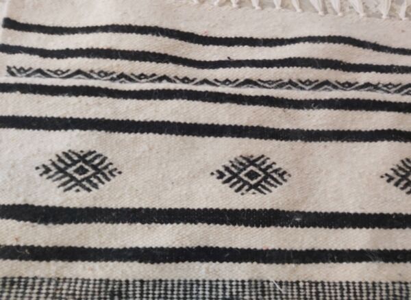Tapis kilim blanc et noir motifs berbères