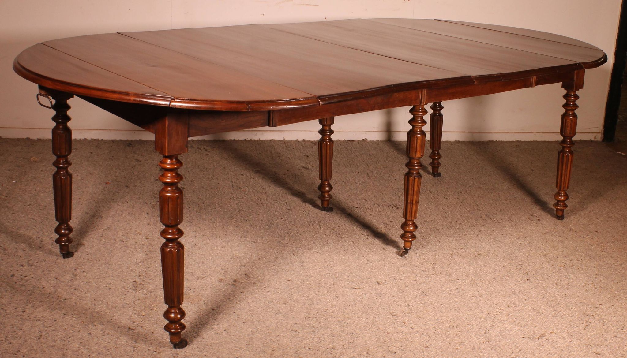 Table de salle à manger extensible du début du 19° siècle en noyer