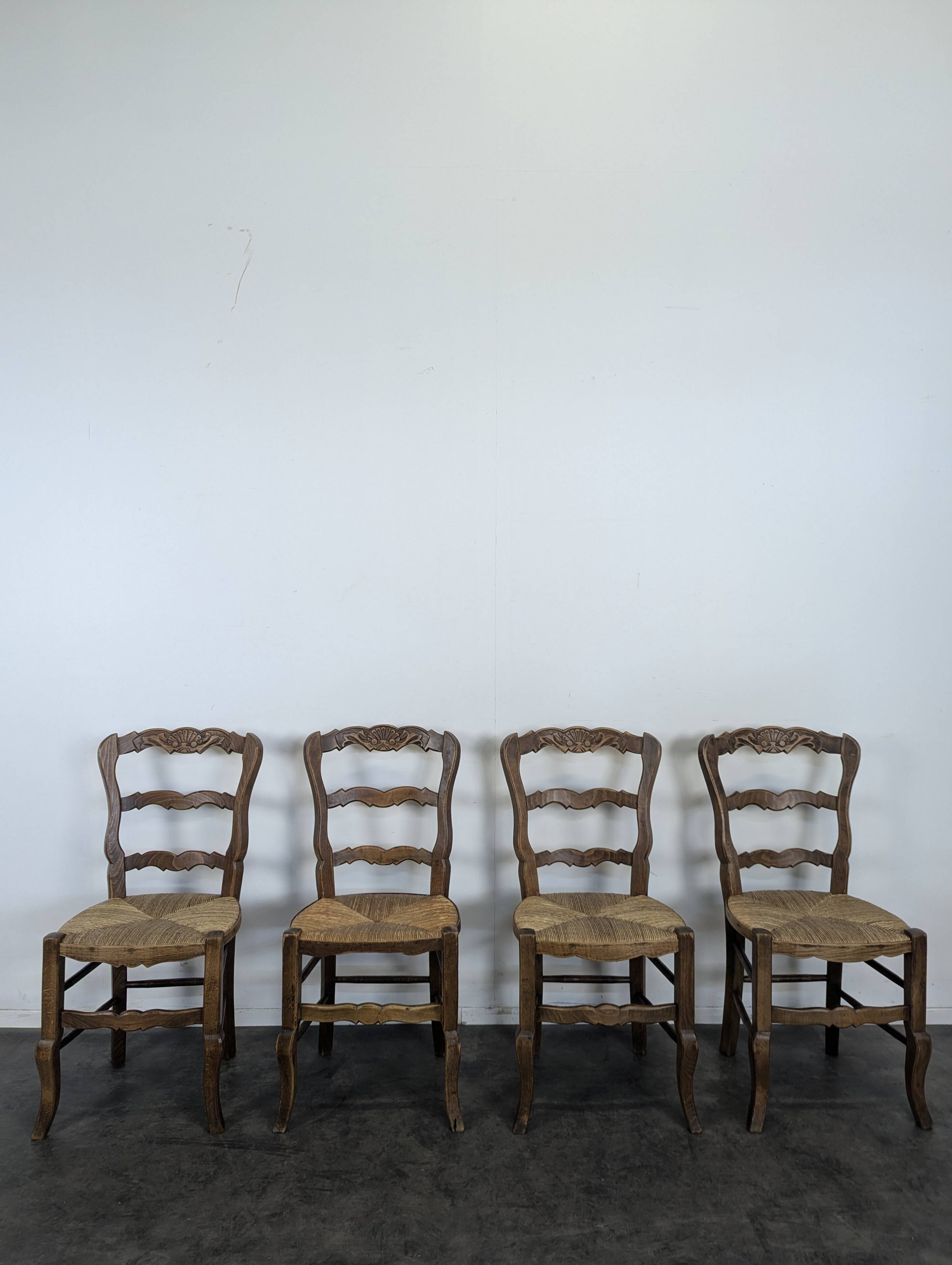 Serie de 4 chaises paillées de style Louis XV
