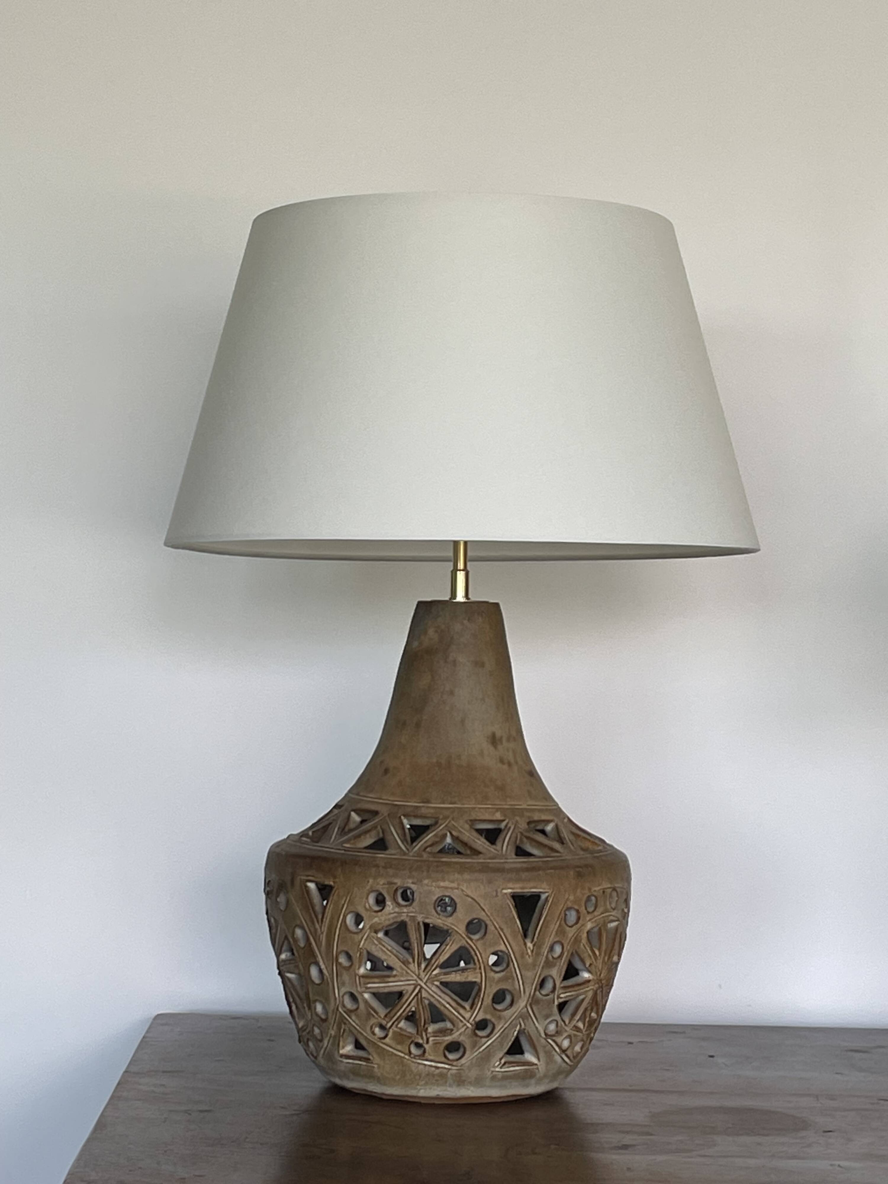Lampe en  grès signée agnes escala