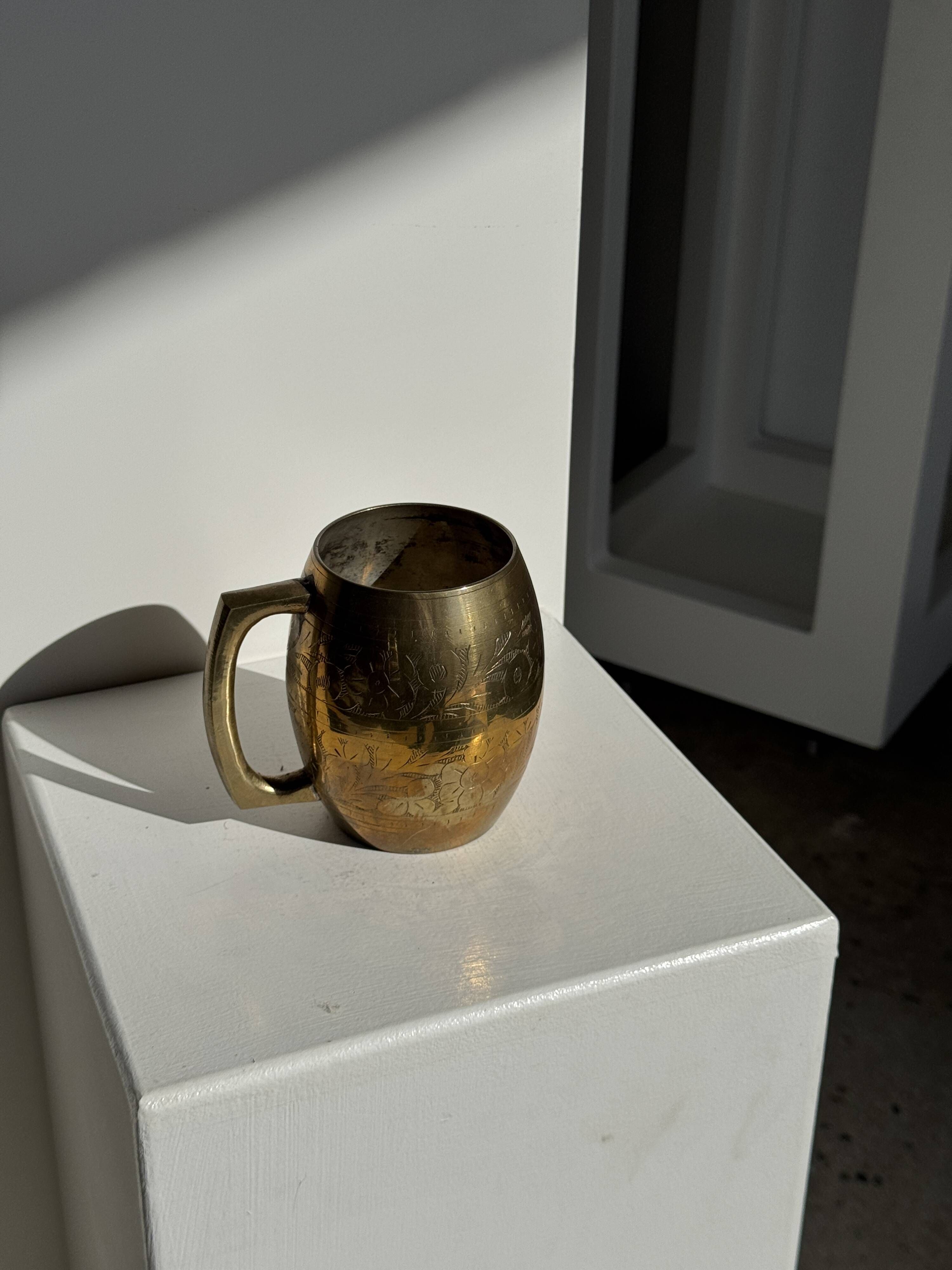 Indian mug in engraved gold metal with floral patterns H11