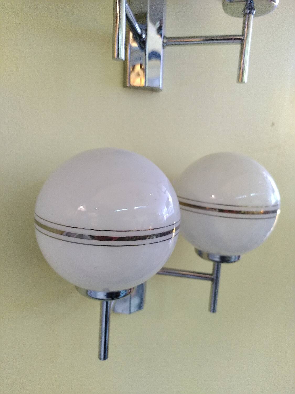 Paire d'appliques vintage, opaline et chrome