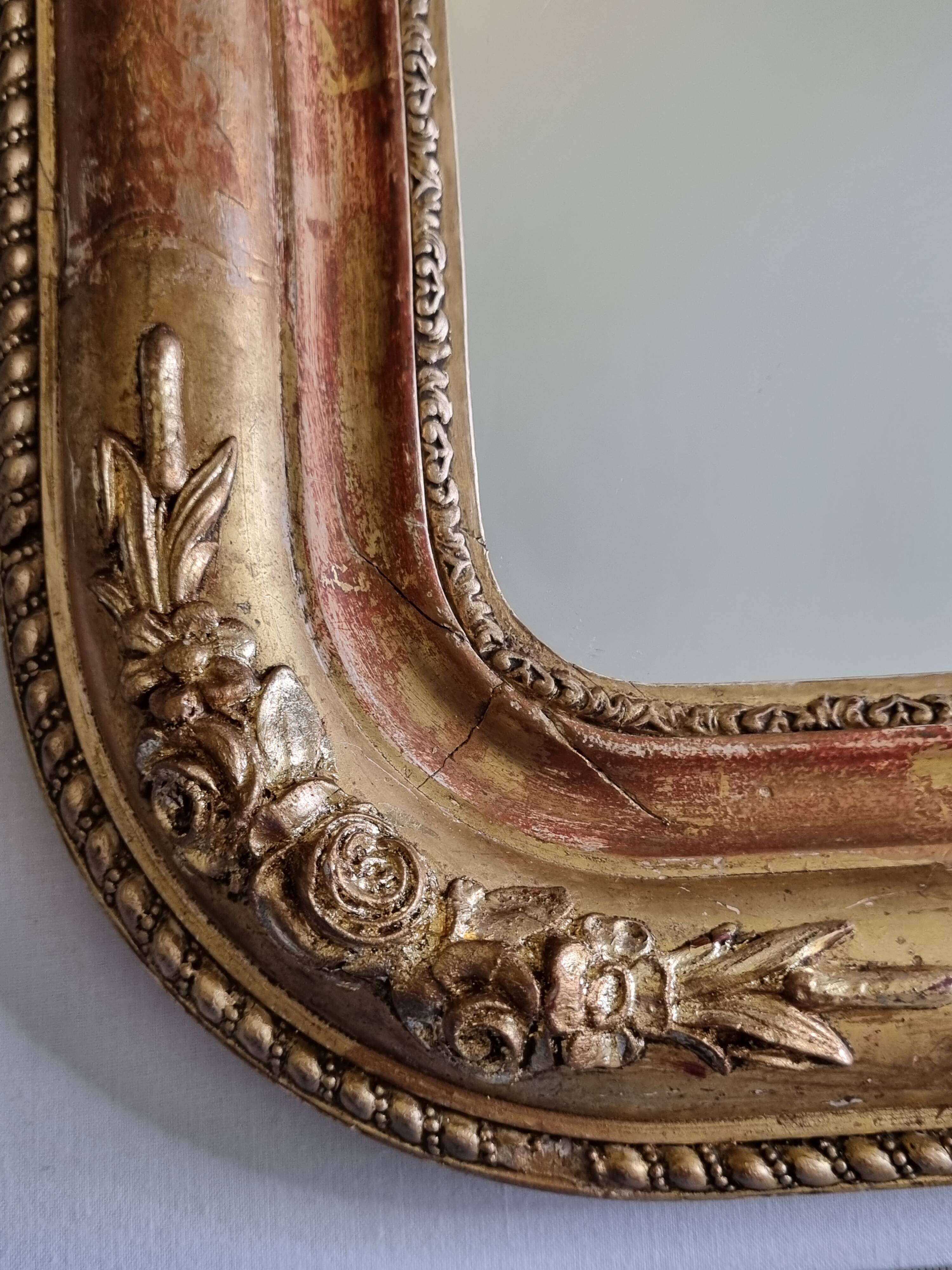 Miroir Louis-Philippe en bois et stuc doré à décor floral, XIXe, 43x38 cm