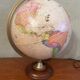 Globe vintage pied en bois
