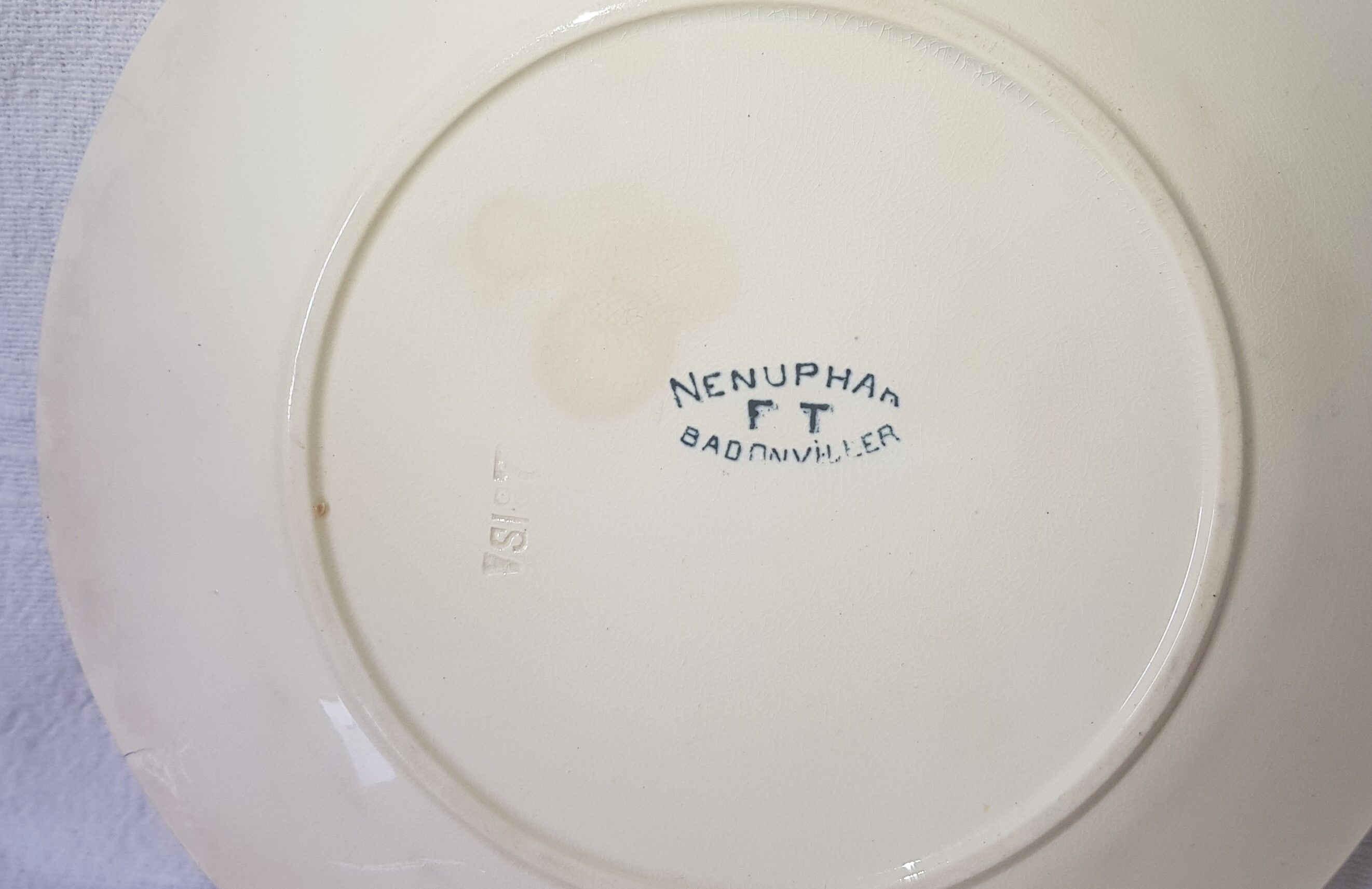 3 flat plates made of Badonviller earthenware model Nenuphar, iron earth