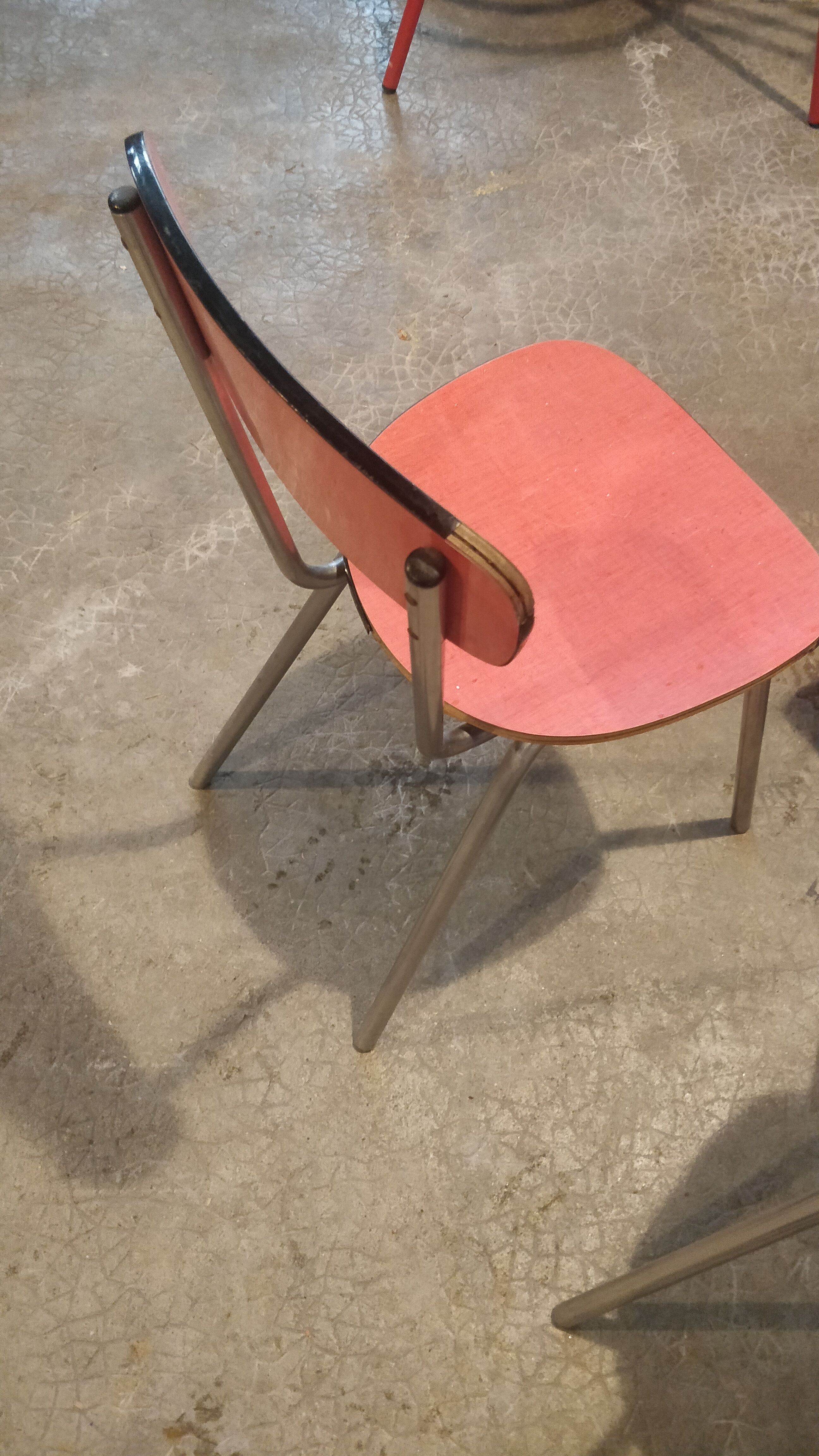 Lot de 2 chaises plus 1 tabouret formica