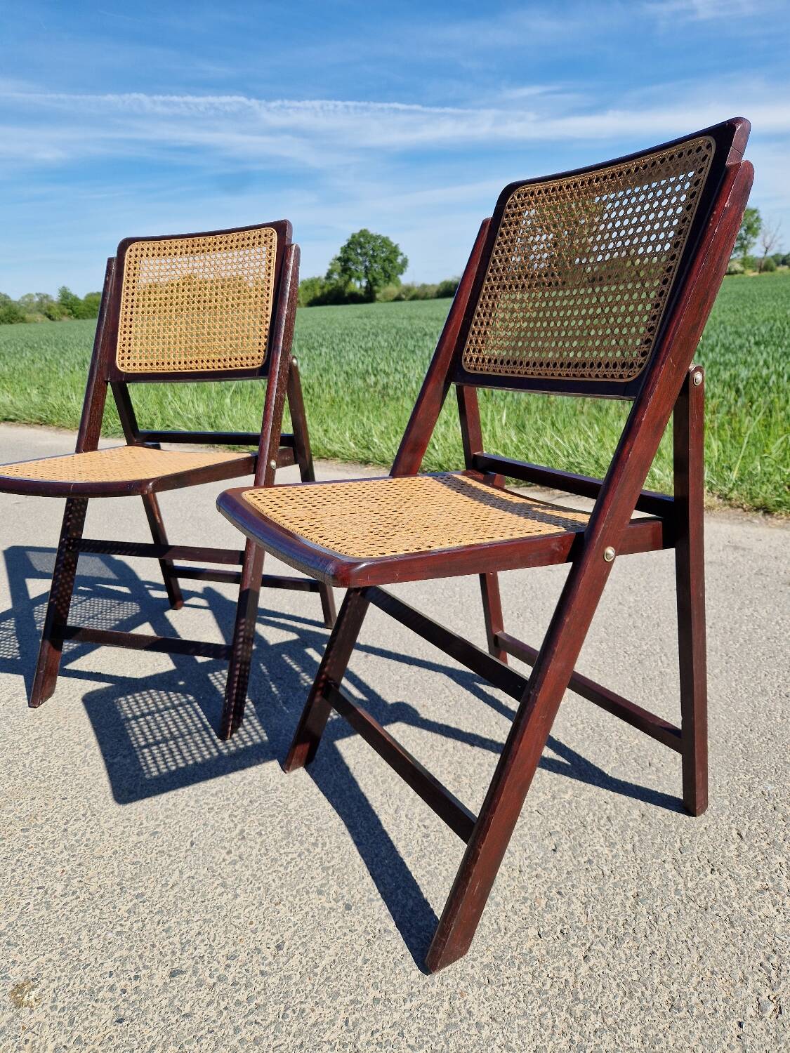 Set of 2 folding chairs in wood and cane.