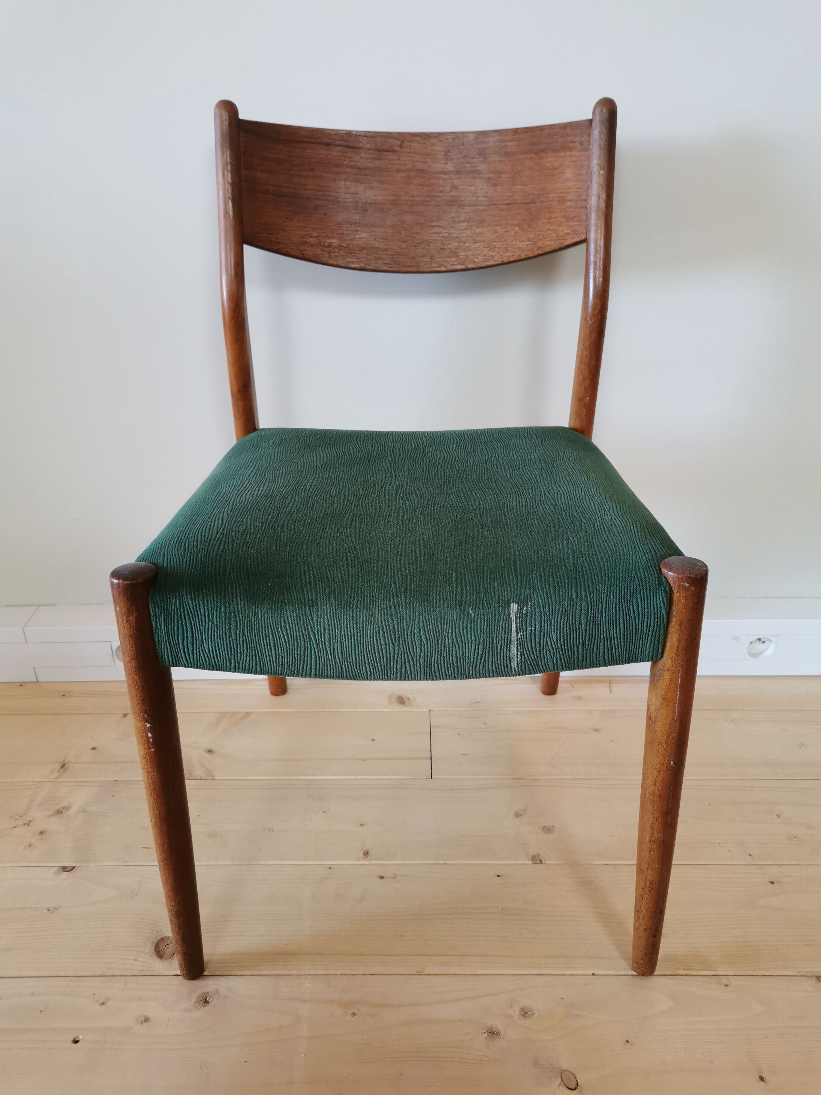 Lot of 6 chairs in 60s Scandinavian style teak