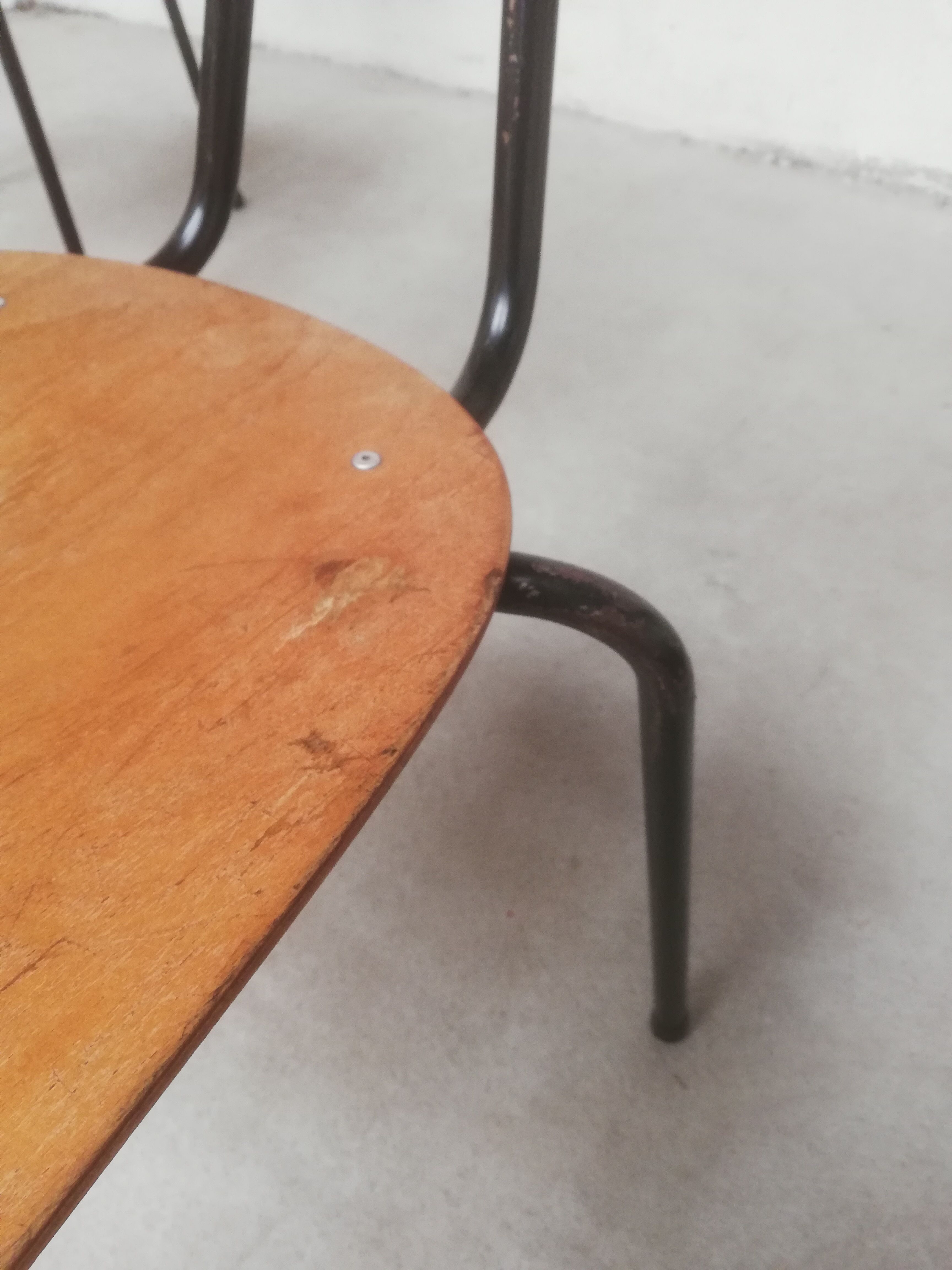 Série de 12 chaises en métal et bois