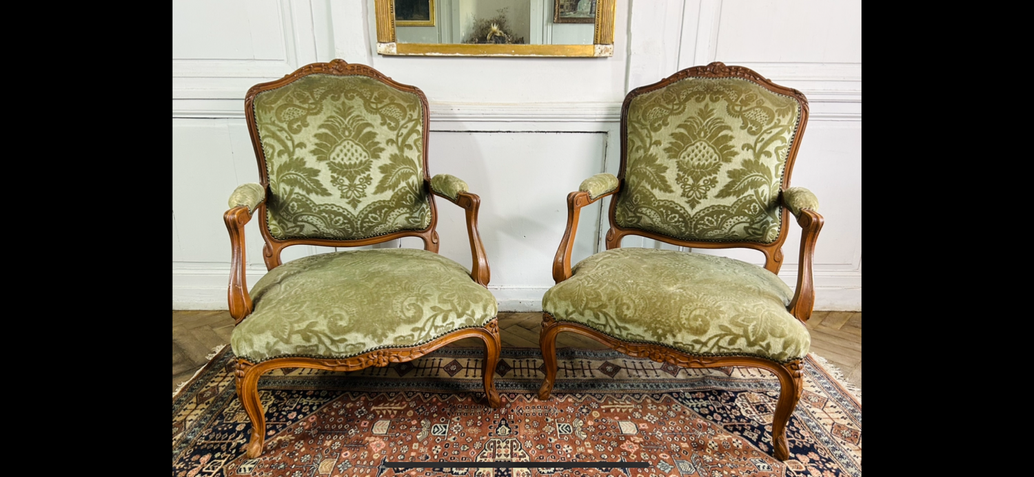 Paire de fauteuils à la reine cabriolet en velours vert style Louis XV - 19eme siècle France