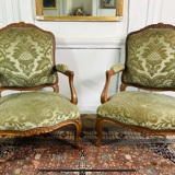 Paire de fauteuils à la reine cabriolet en velours vert style Louis XV - 19eme siècle France