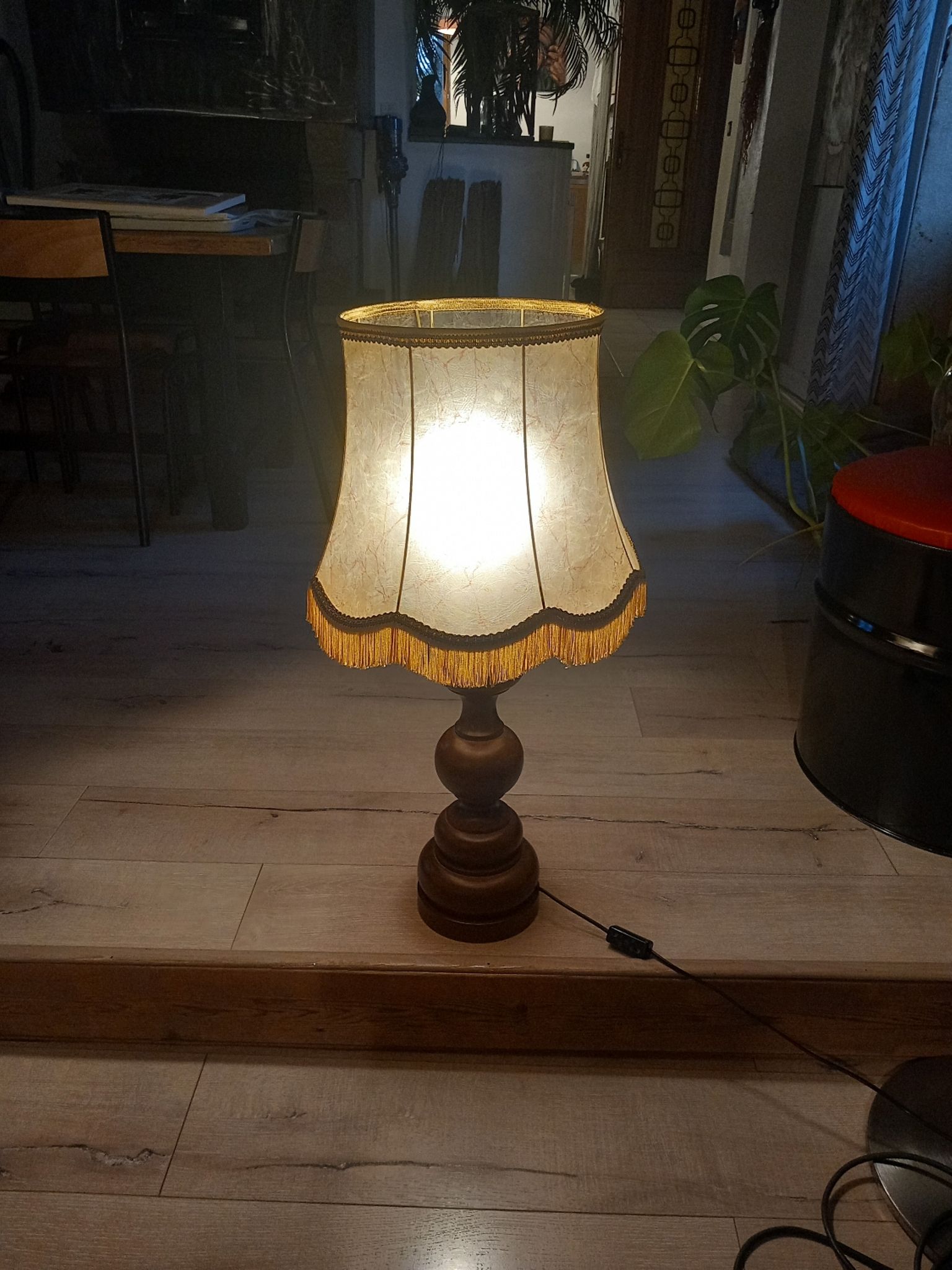 Lampe vintage en bois et abat jour à franges