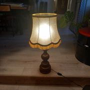 Lampe vintage en bois et abat jour à franges