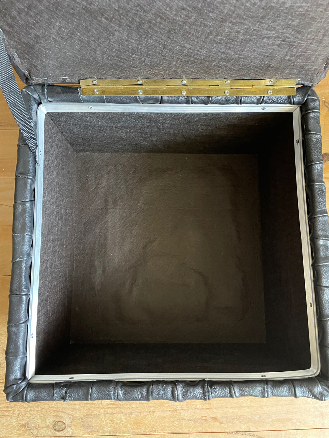 Black leather chest ottoman from Sède