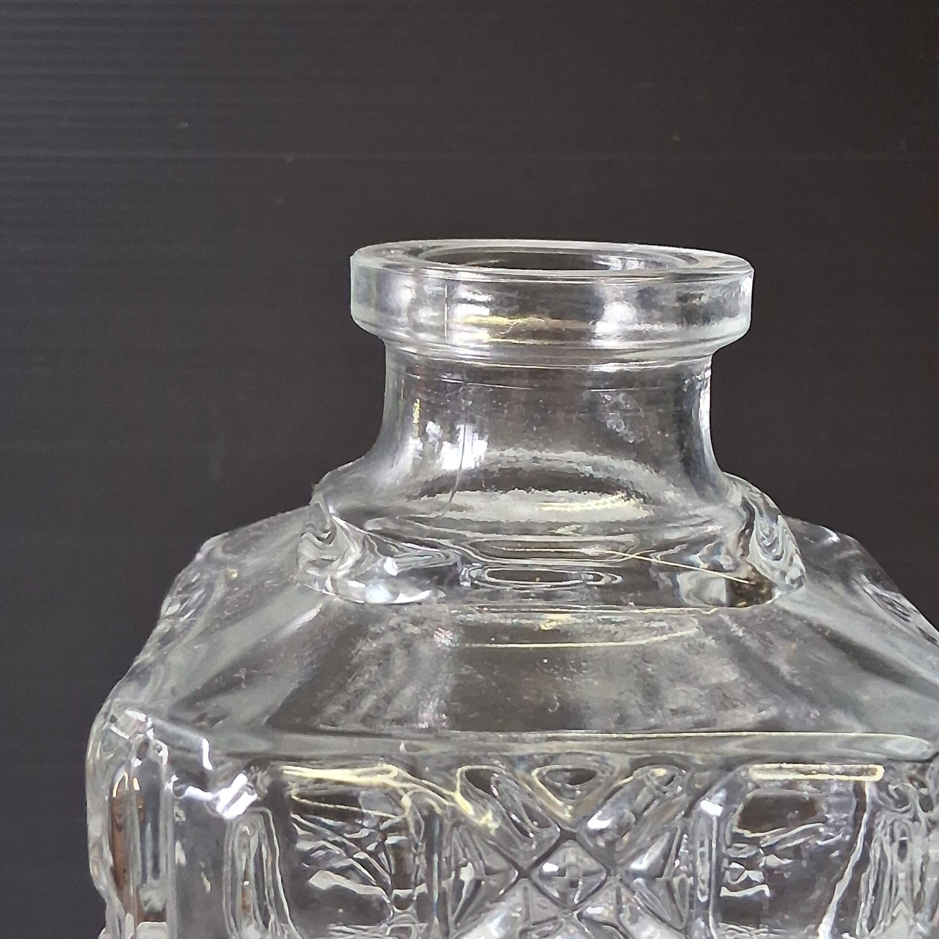 Very nice whisky/juice carafe in glass in very good condition.