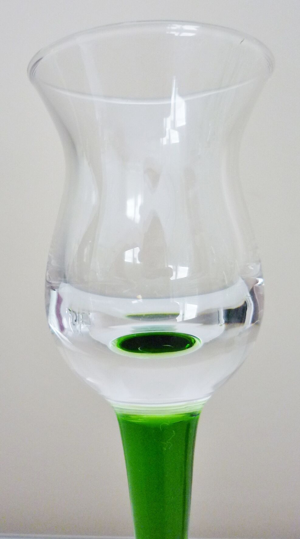 Service à liqueurs, verre soufflé, signé Portieux, 1 carafe & 6 verres sur pieds
