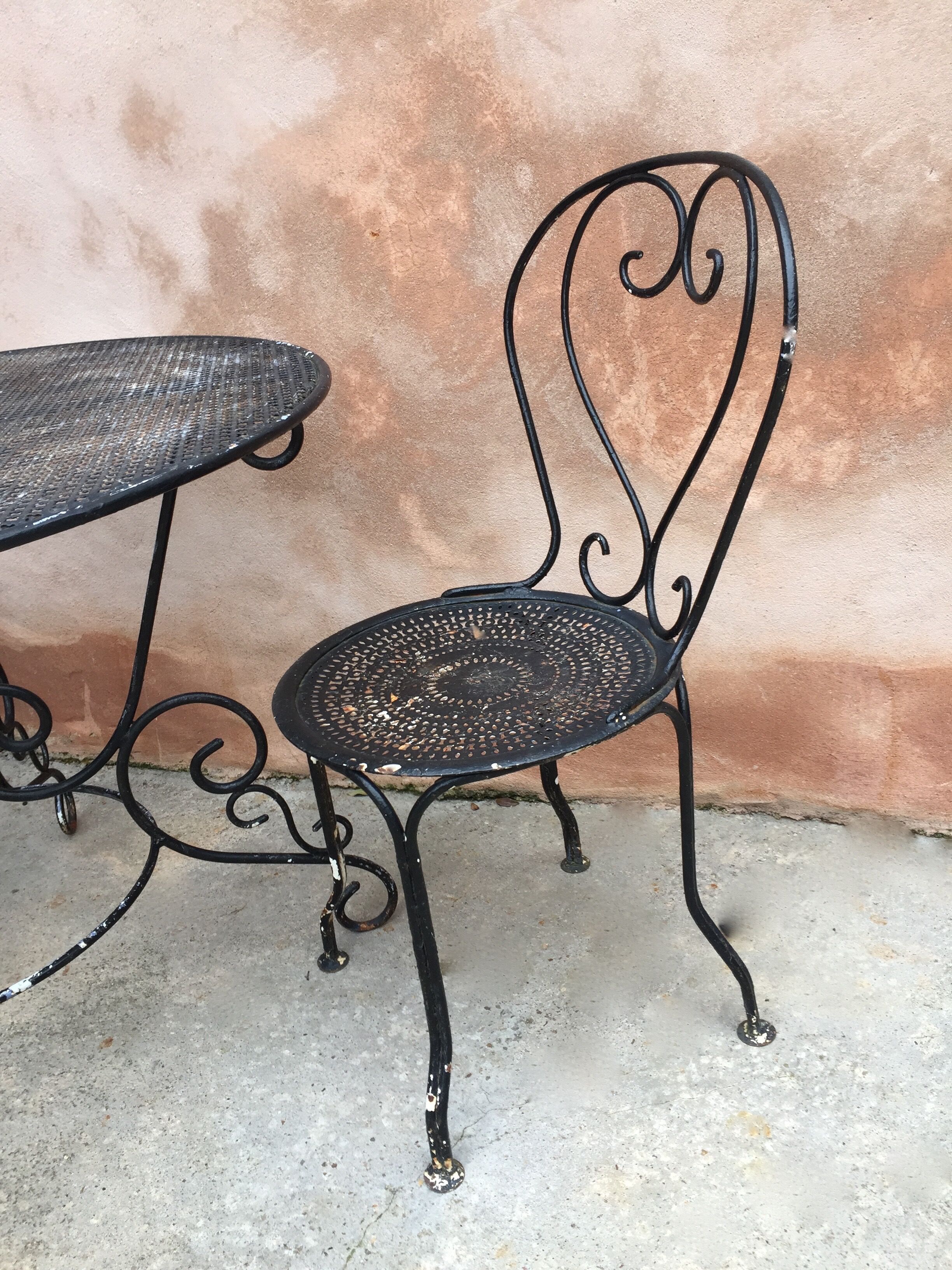 Garden table iron round