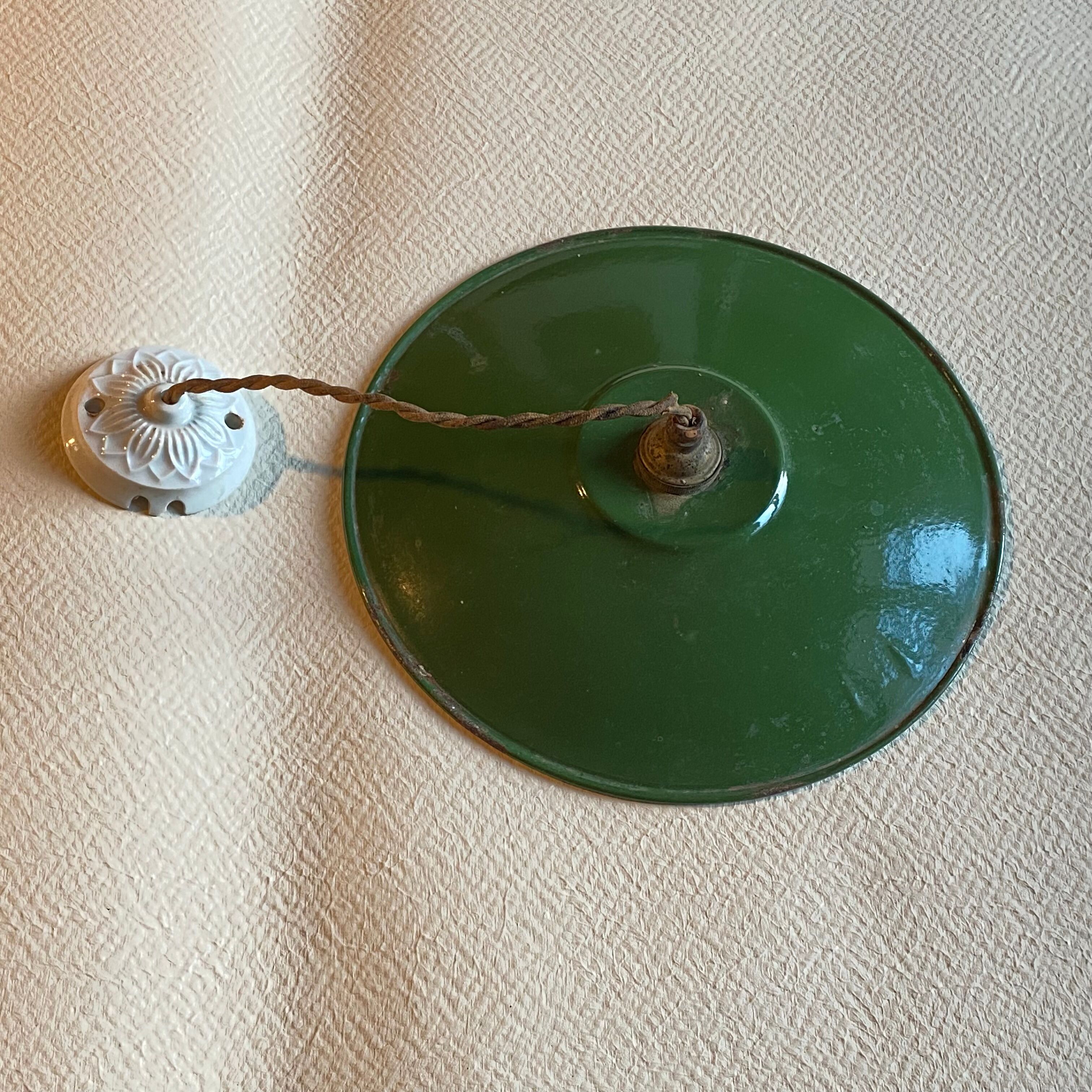 Vintage lampshade in green enamelled sheet metal and porcelain cord and platinum