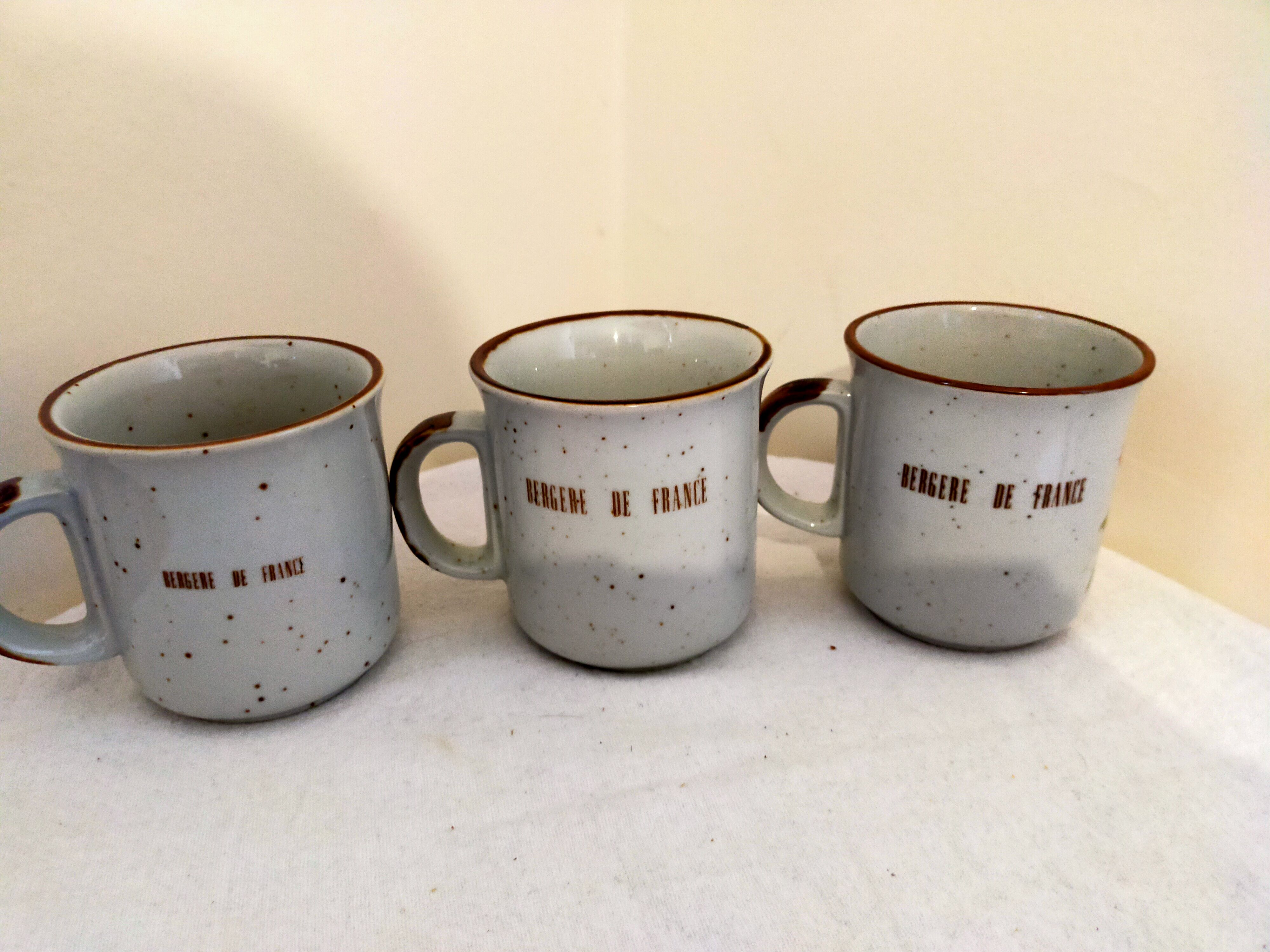 Set three flowered sandstone mugs