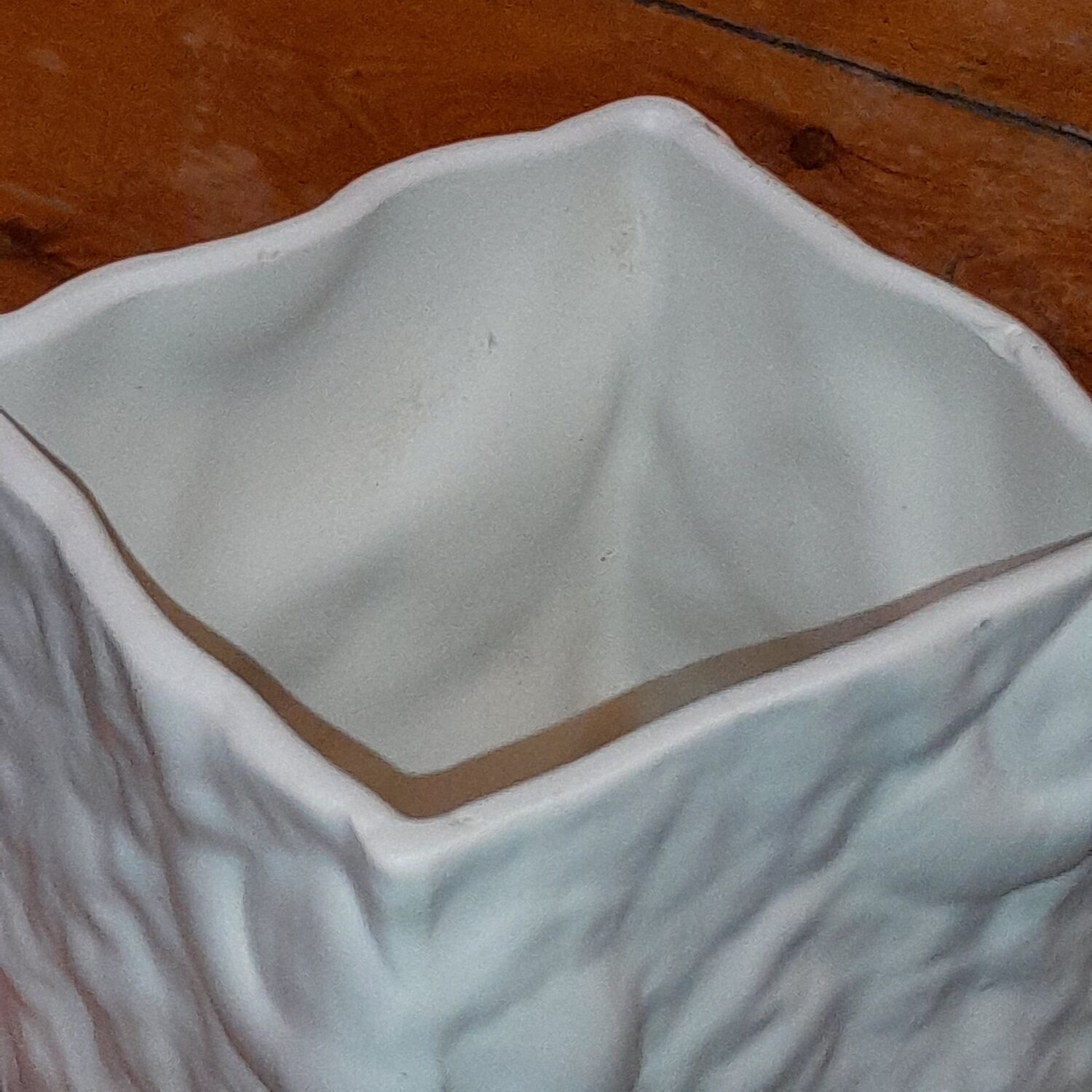 Petit vase carré vintage italien,  en céramique blanche,  décor fossil