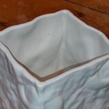 Petit vase carré vintage italien,  en céramique blanche,  décor fossil