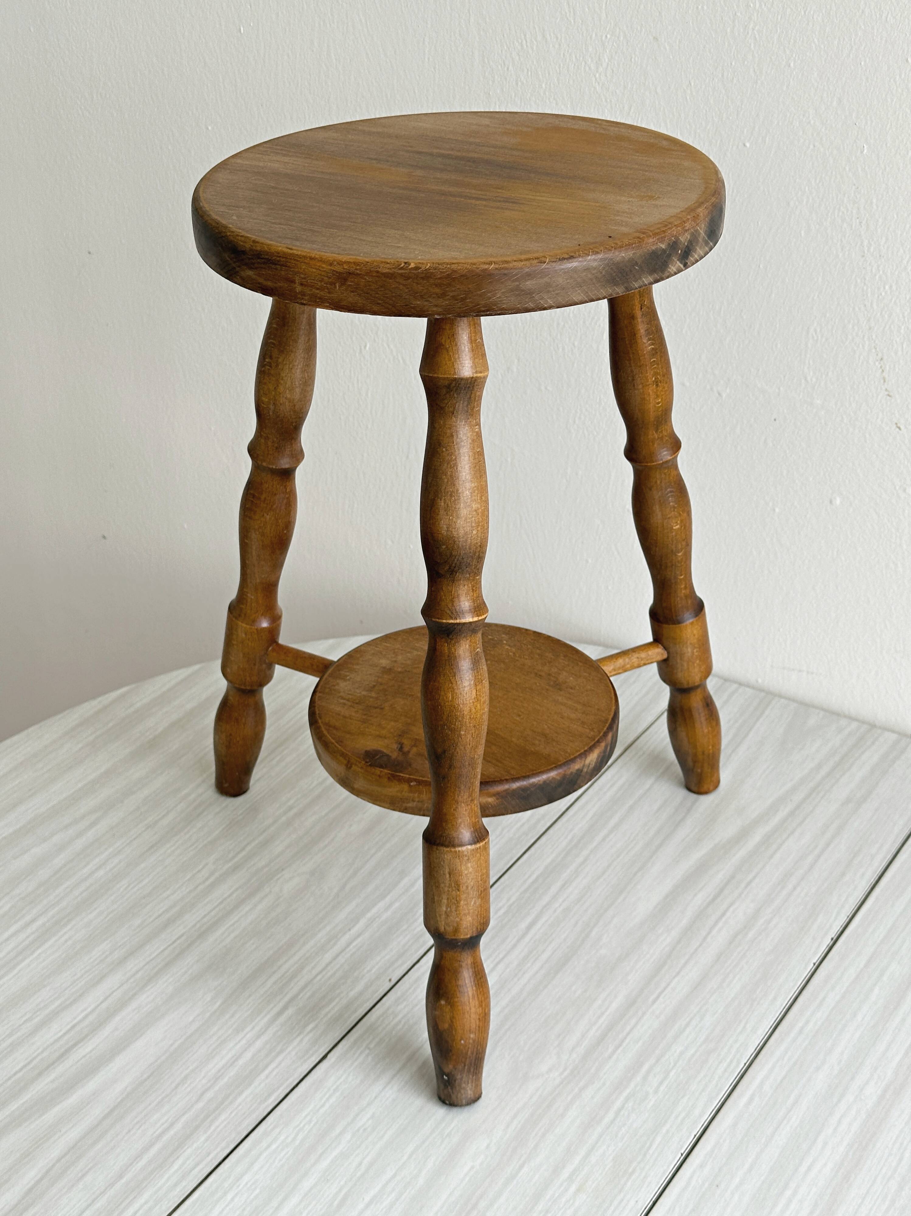 Tabouret vintage en bois tourné avec tablette basse