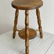 Tabouret vintage en bois tourné avec tablette basse