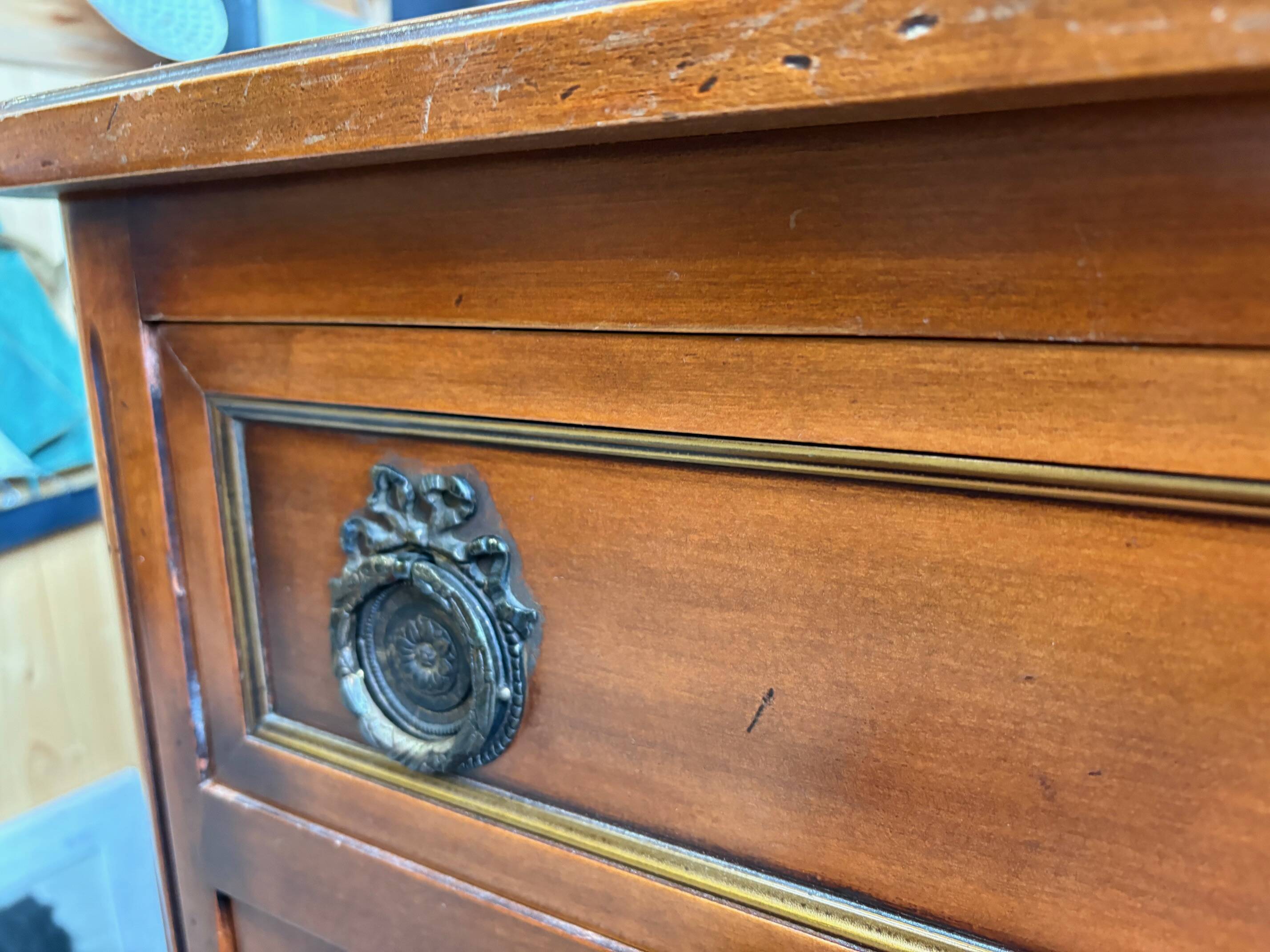 Buffet “style Louis XVI” — pièce décorative avec charme classique
