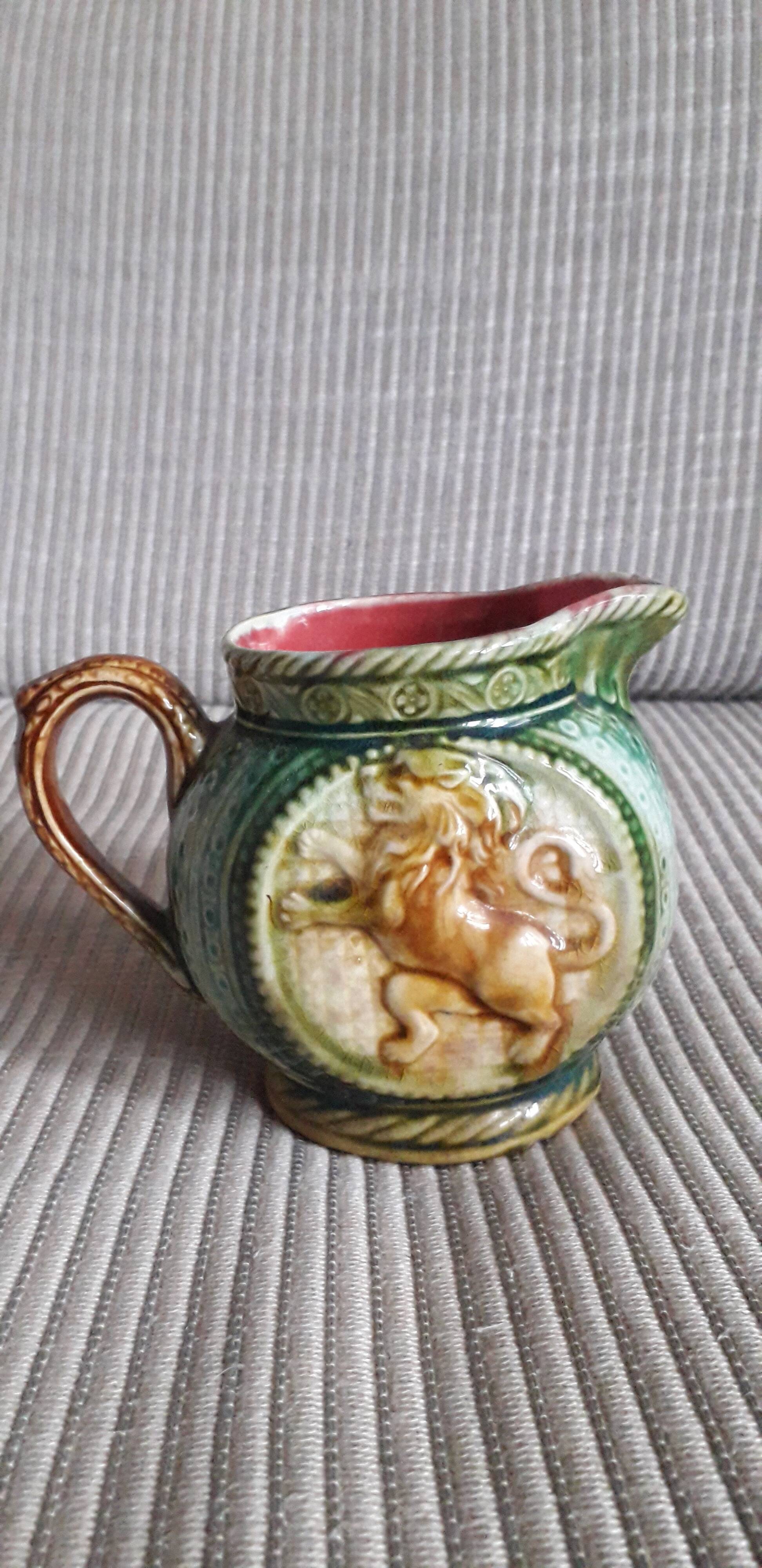 Onnaing slipware pottery