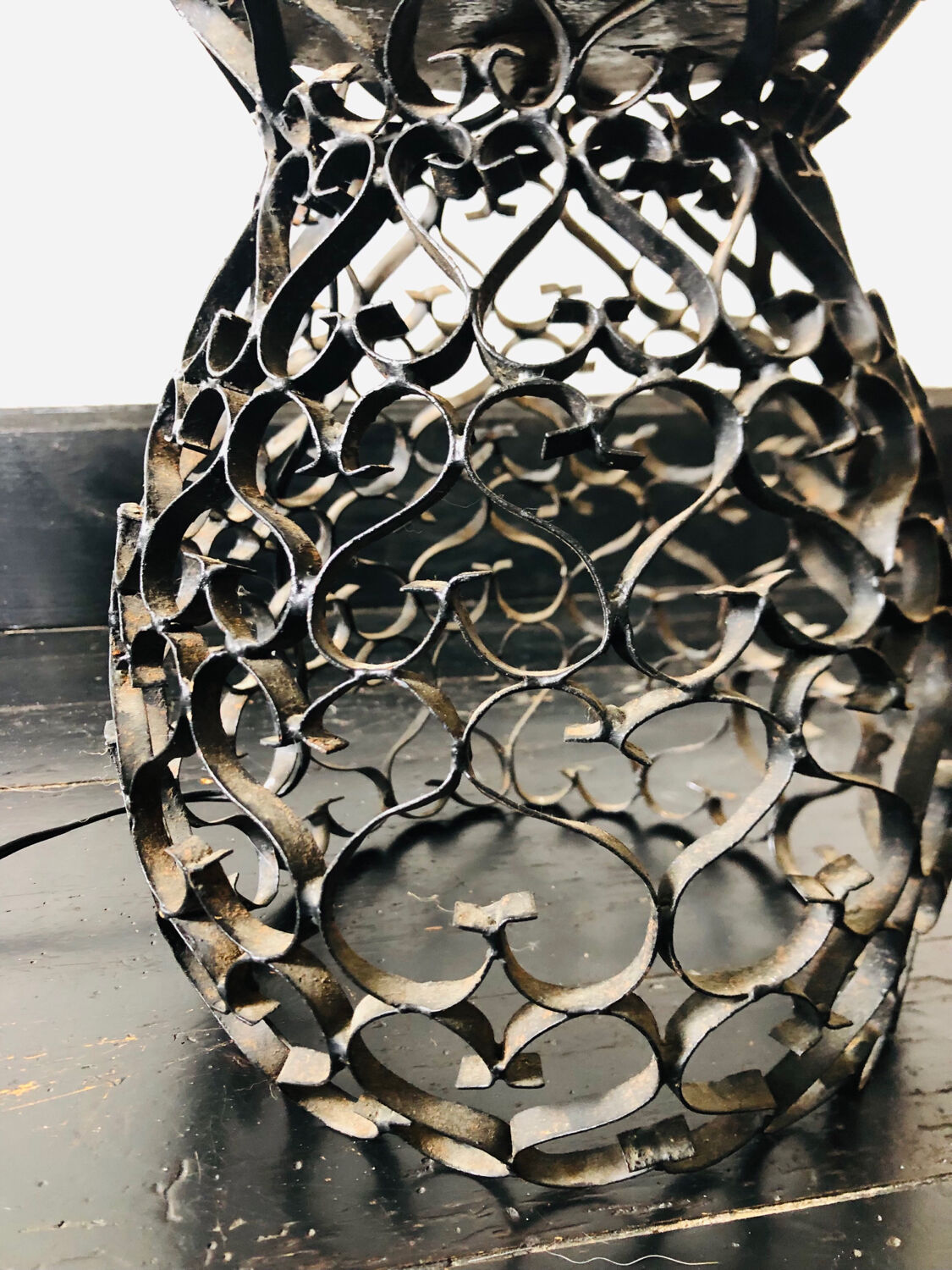 Lampe en fer forgé noir et globe en verre blanc