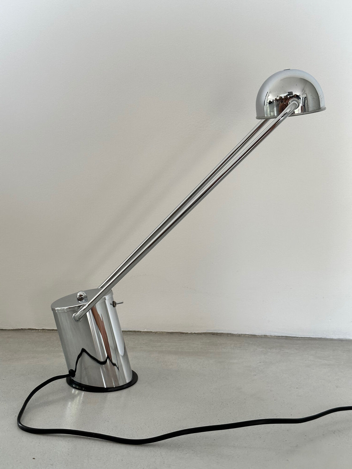 Lampe design de bureau à poser chromée vers 1980
