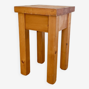 Tabouret brutaliste en pin massif