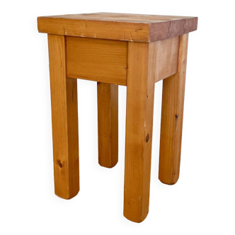 Tabouret brutaliste en pin massif