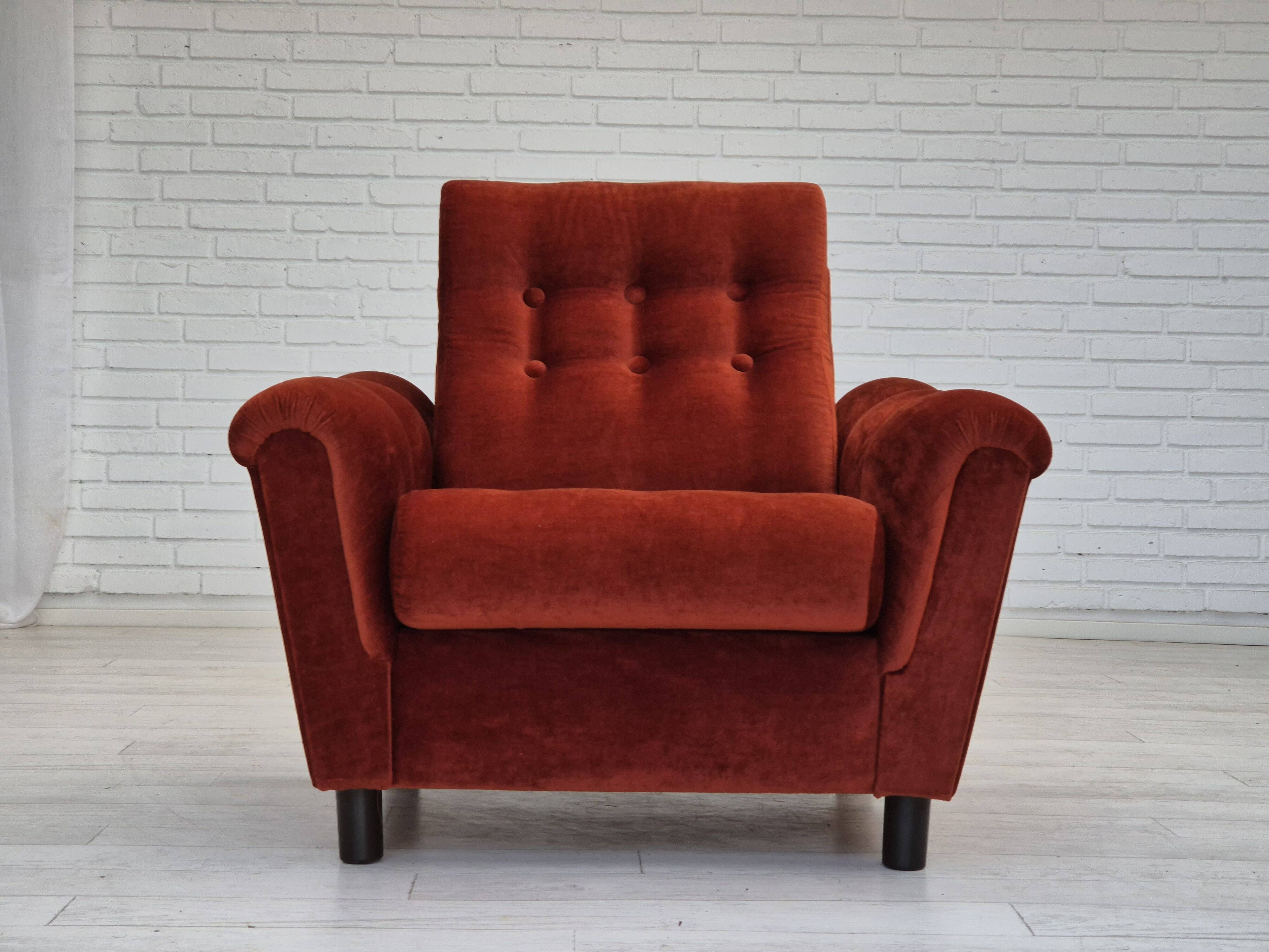 Années 1980, fauteuil relax danois meuble en velours marron/rouge.