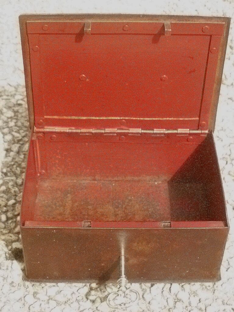 Cash register, metal safe with key