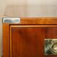 Buffet militaire vintage en bois d'if moucheté - Cabinet bar