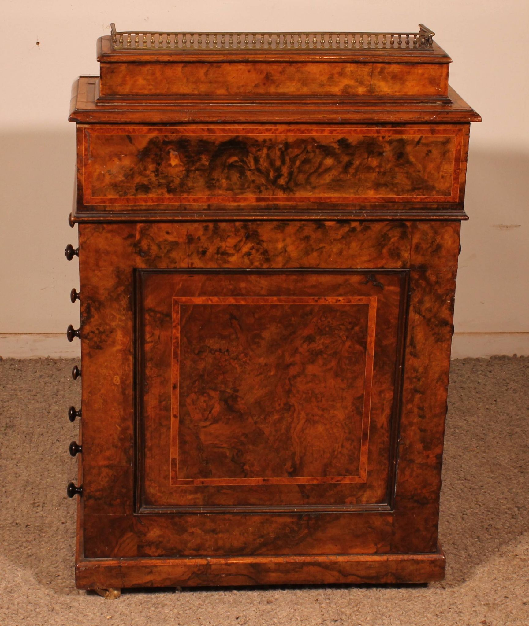 Davenport desk in burr walnut and inlays from the first part of