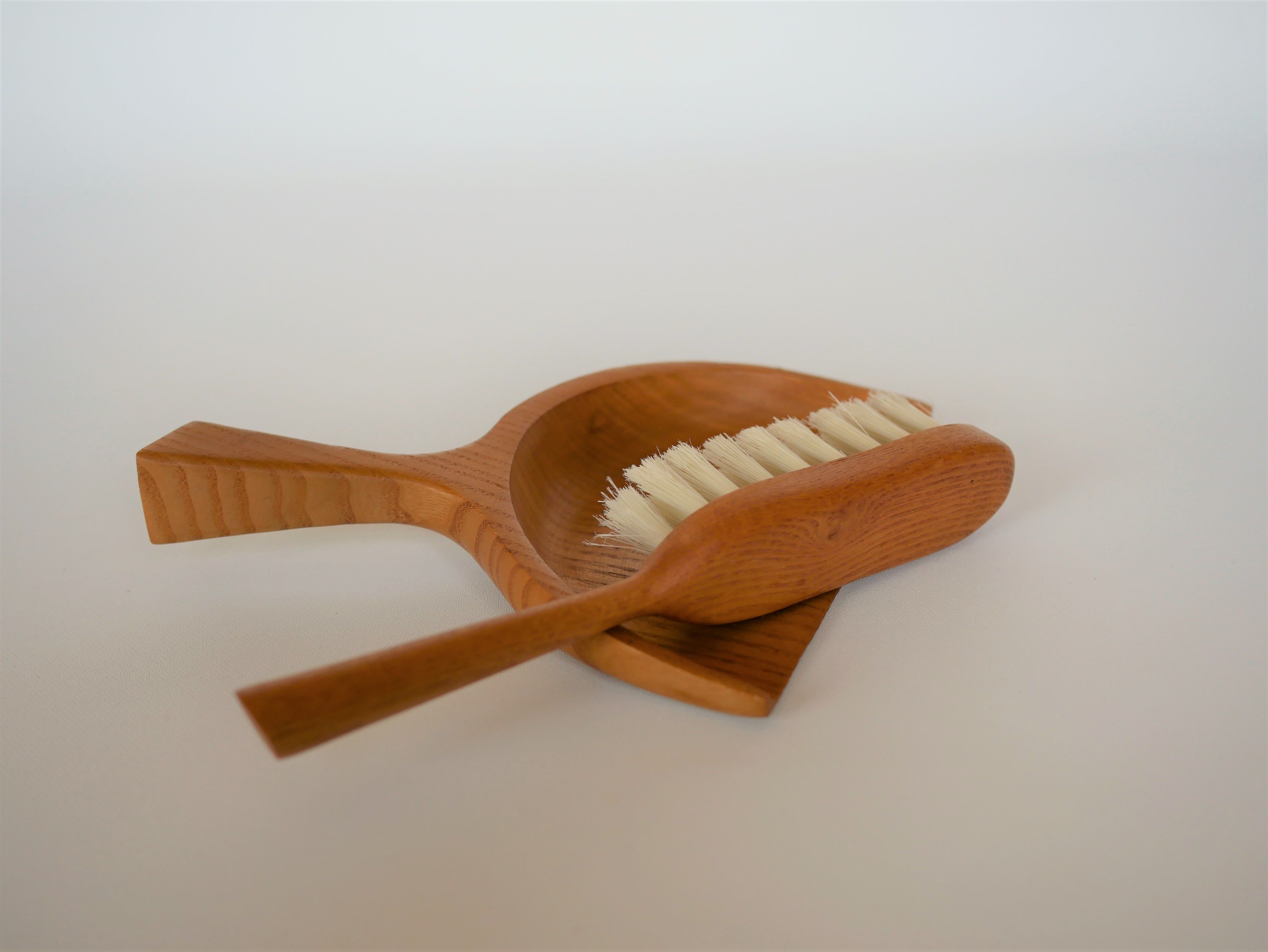 Wooden table shovel and sweeper