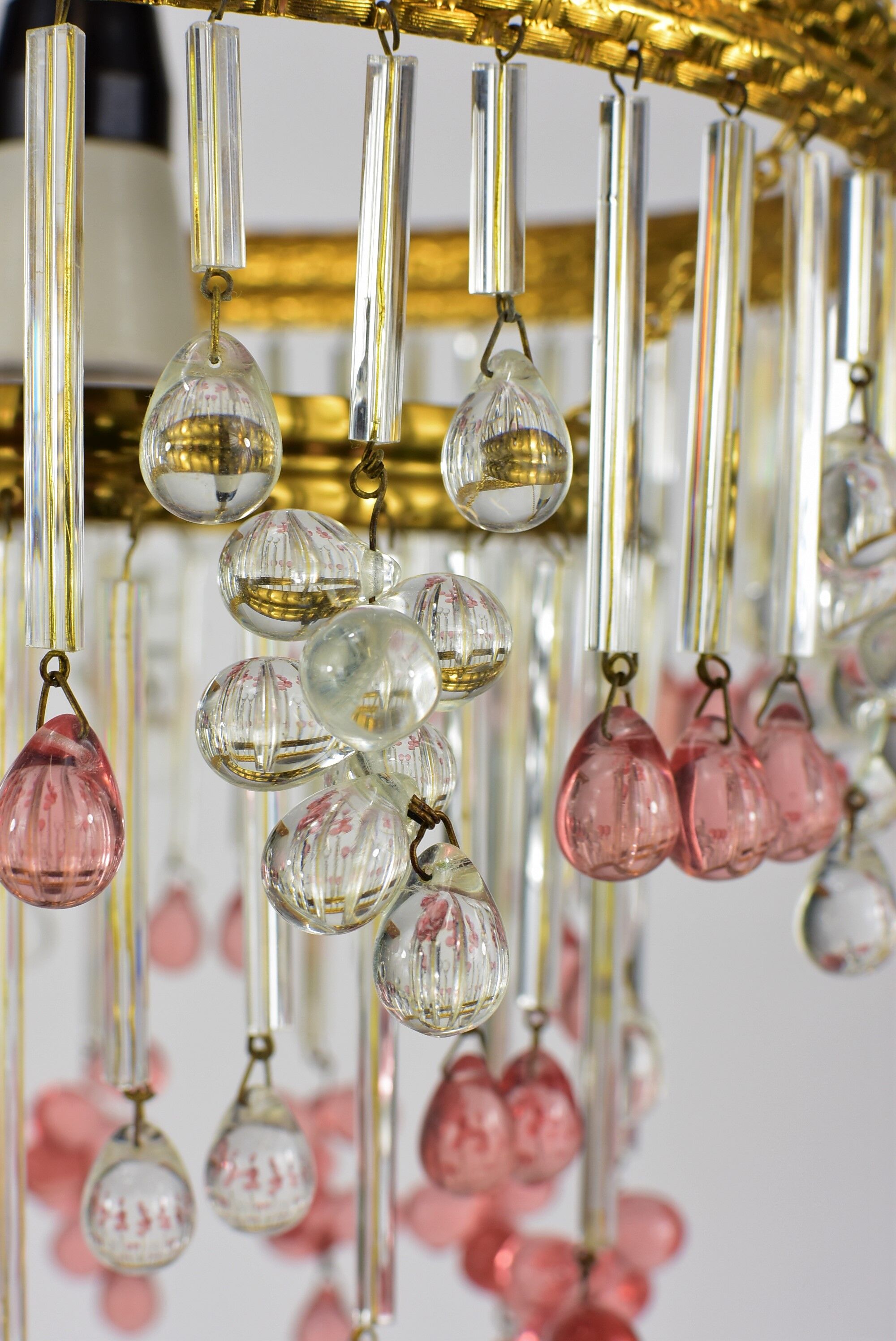 Chandelier pampilles, white and pink drops in clusters.
