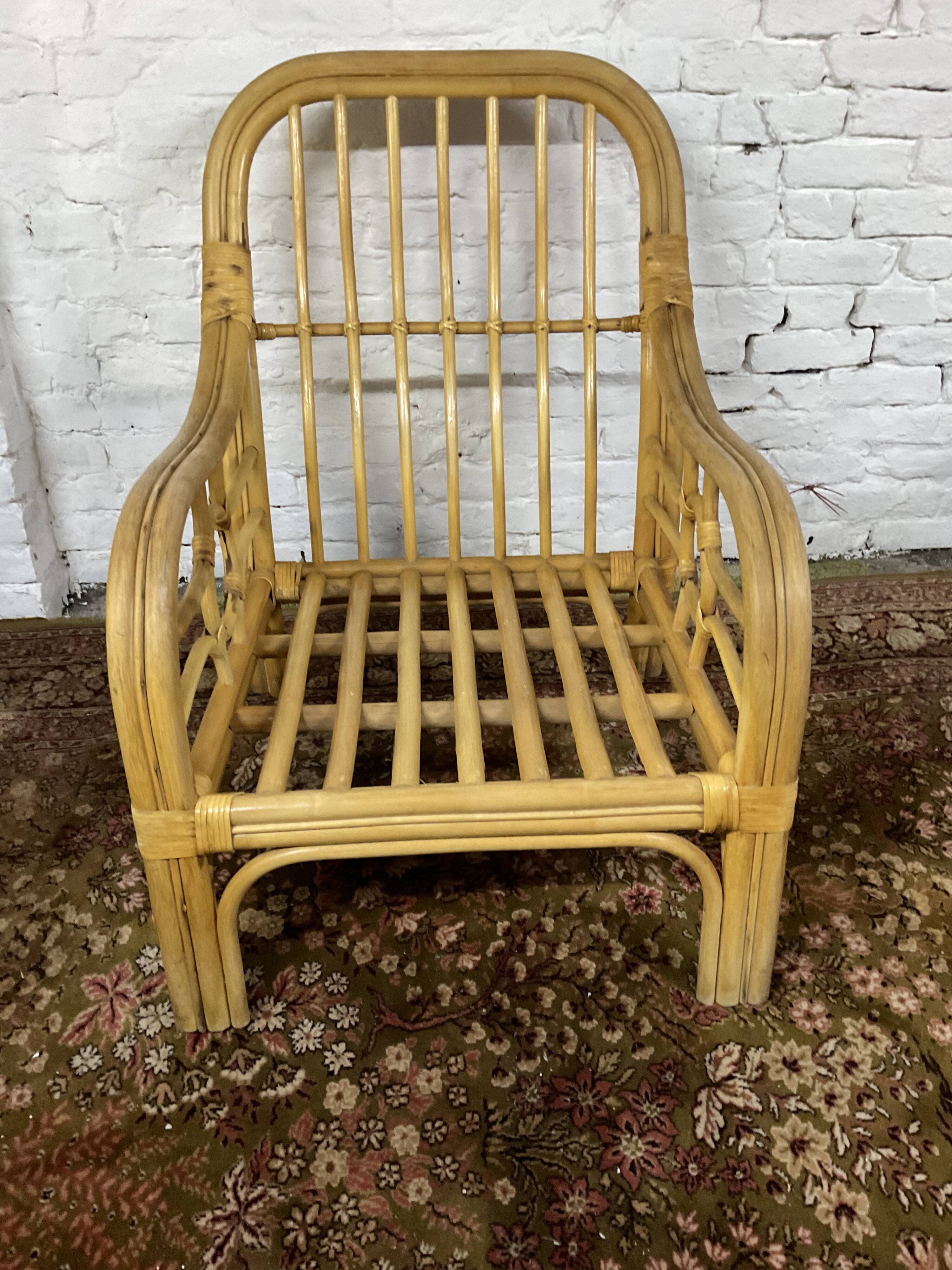 Fauteuil chauffeuse vintage en rotin des années 70