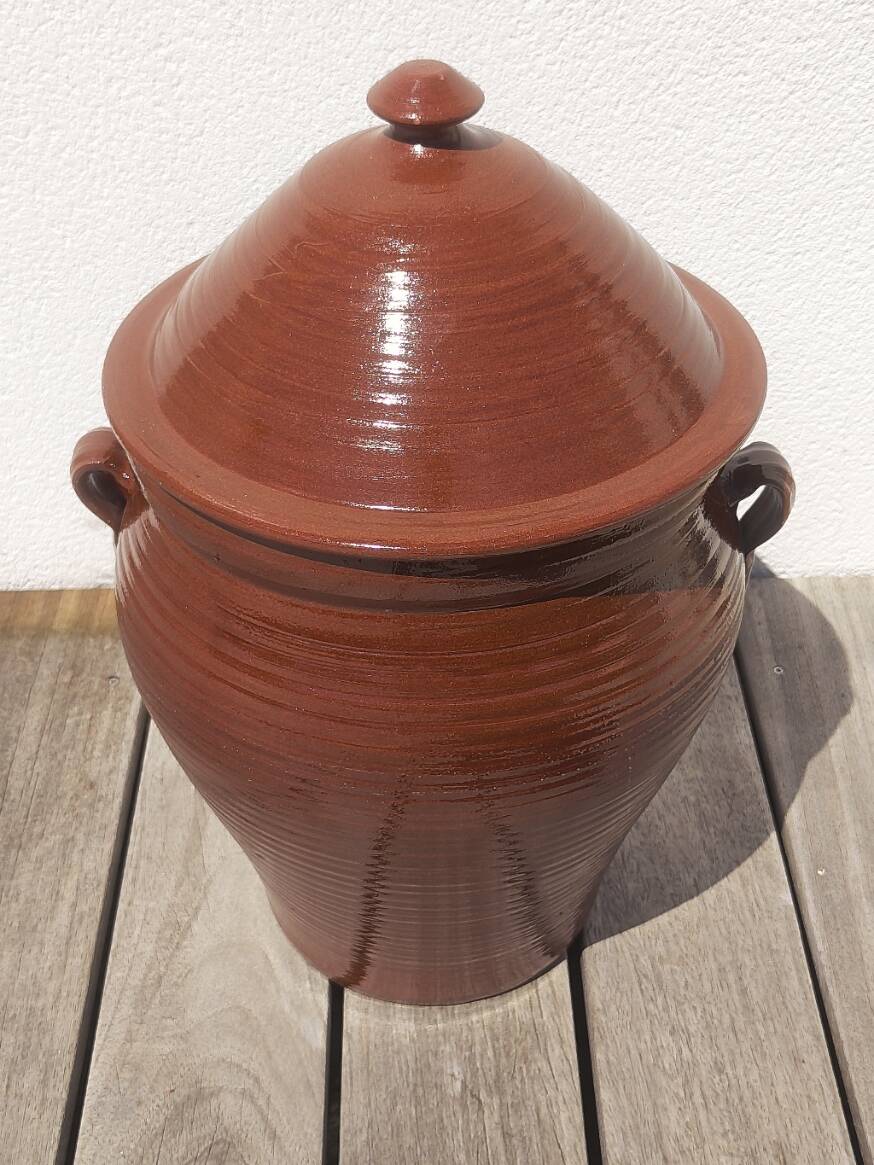 Large glazed terracotta jar, cognac colour with its lid.