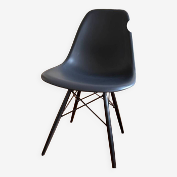 Set of 4 DSW Eames VITRA chairs