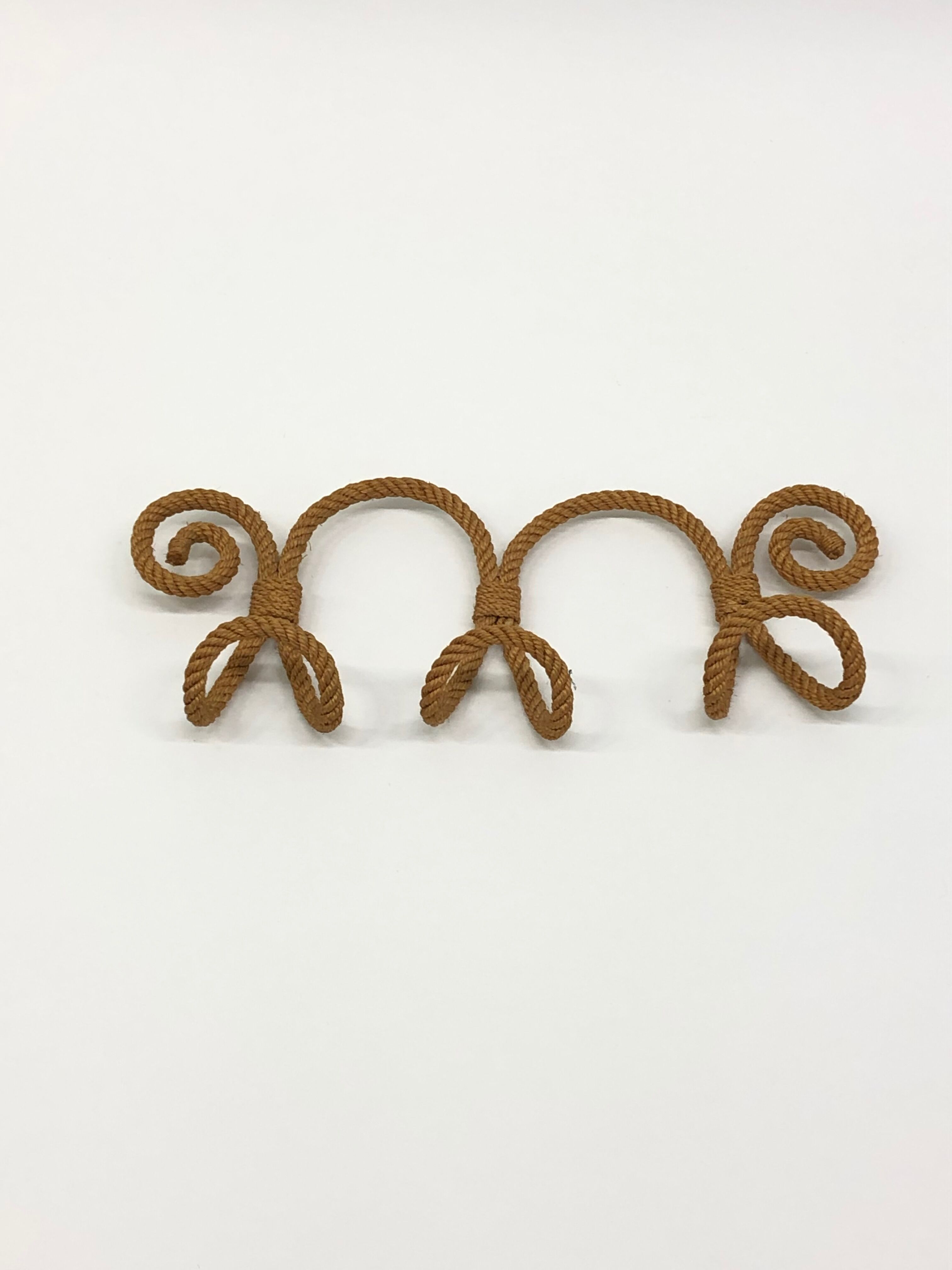 Wall-mounted rope coat rack