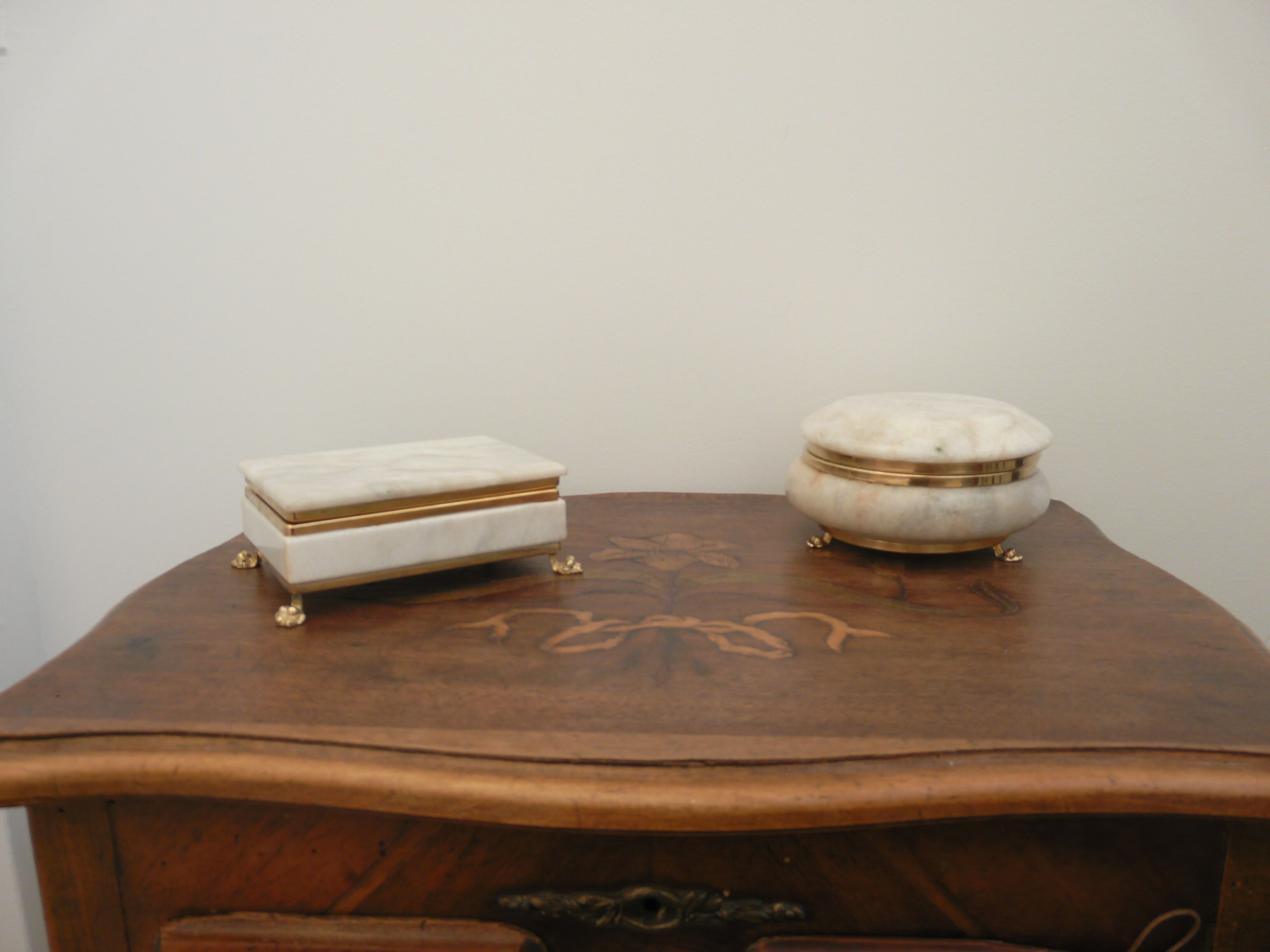 Lot of white marble object - 2 boxes and 1 candlestick