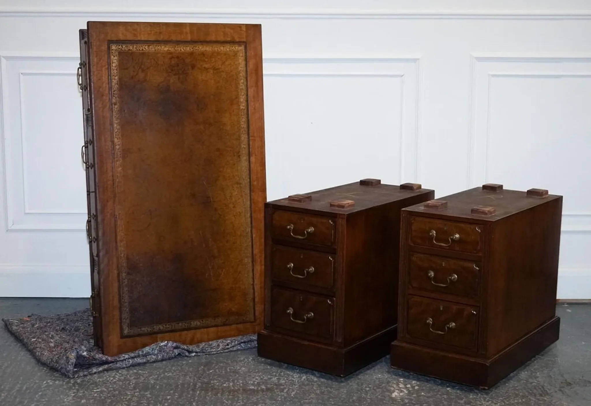 Antique Pedestal Desk by Edwardian Maple & Co, 1890