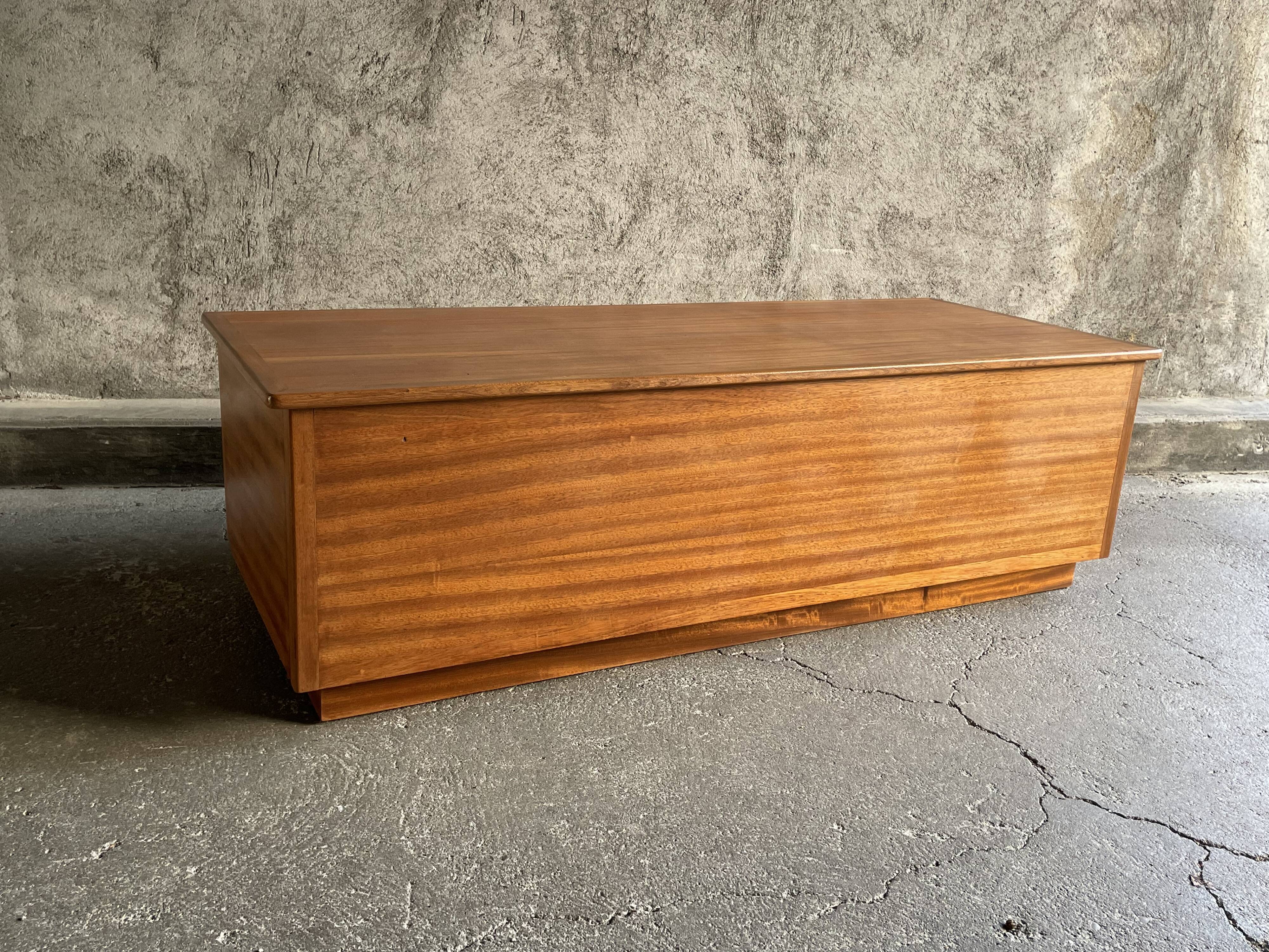 Coffre en bois exotique, 1960s