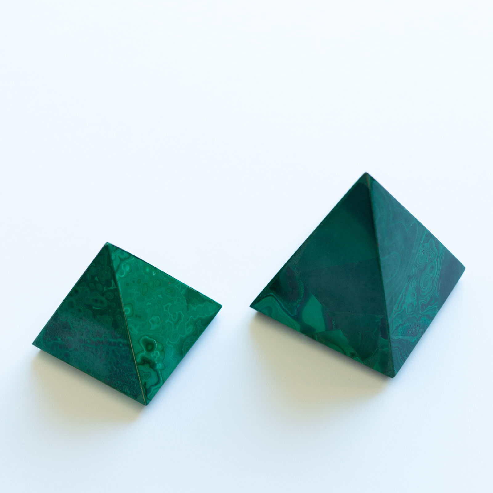 Paire de pyramides en malachite vert